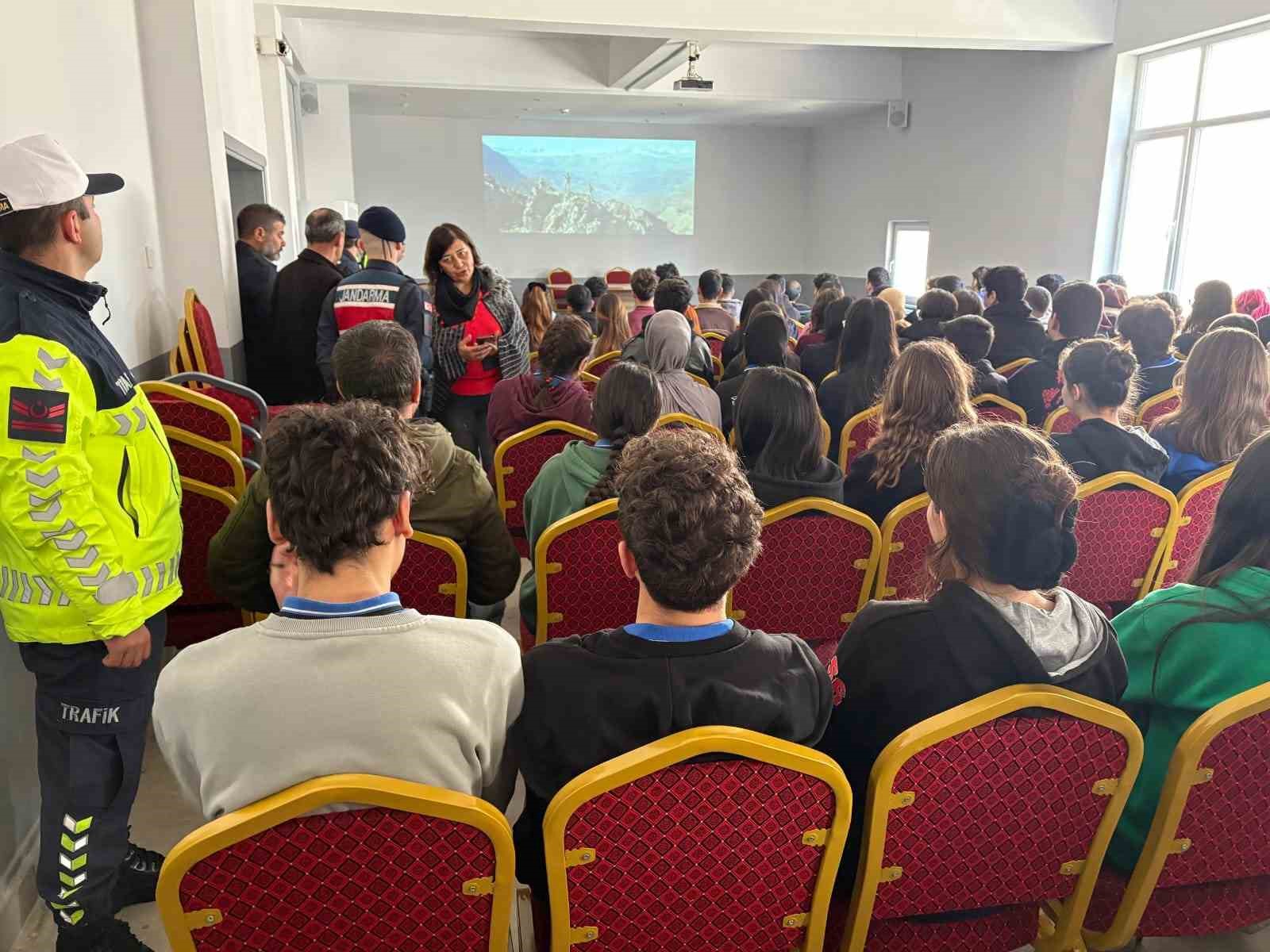 Balıkesir&rsquo;de lise &ouml;ğrencilerine Jandarma ve Sahil G&uuml;venlik Akademisi tanıtıldı
