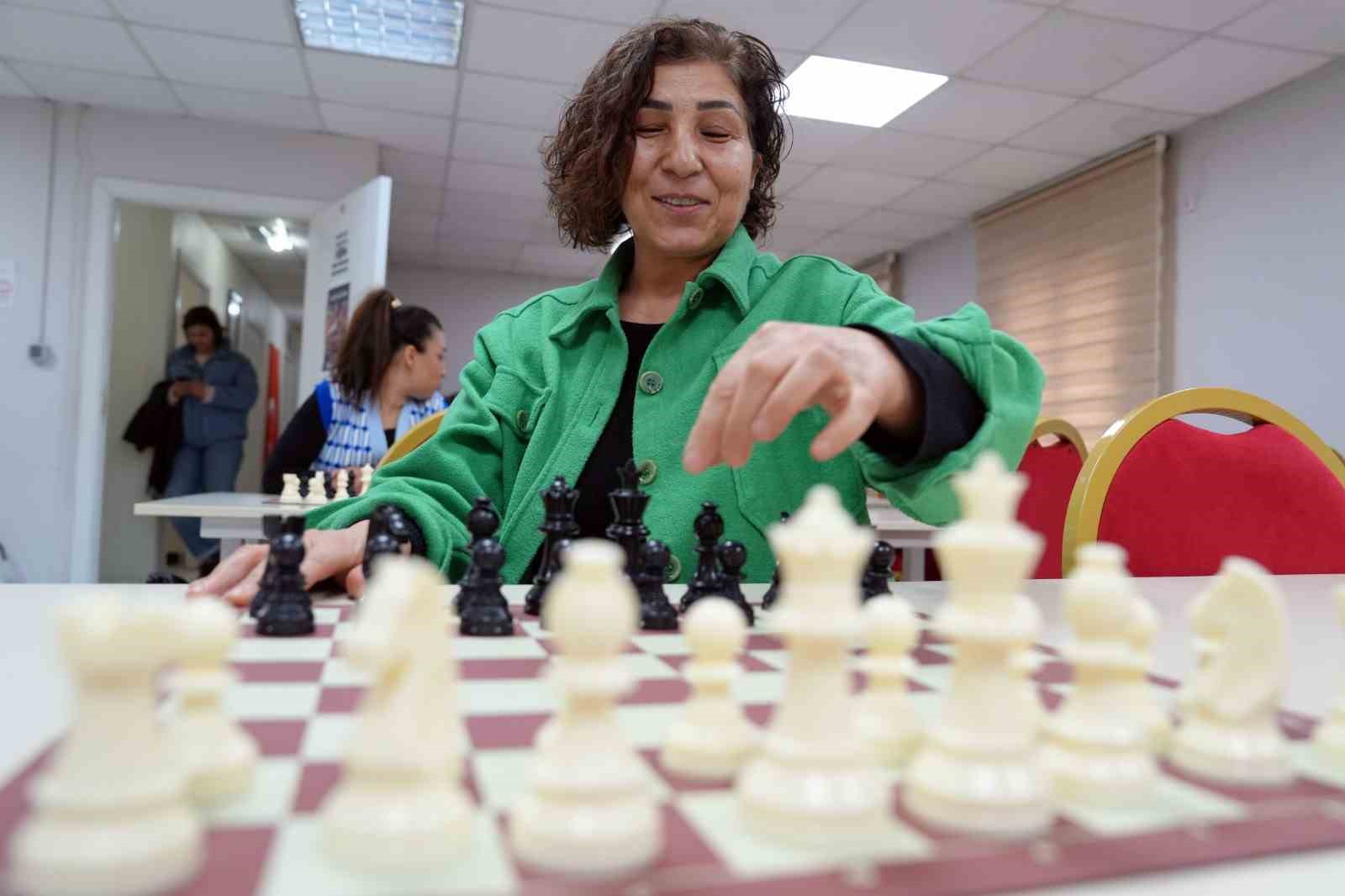 &Ccedil;ukurovalı kadınlar satran&ccedil; &ouml;ğreniyor
