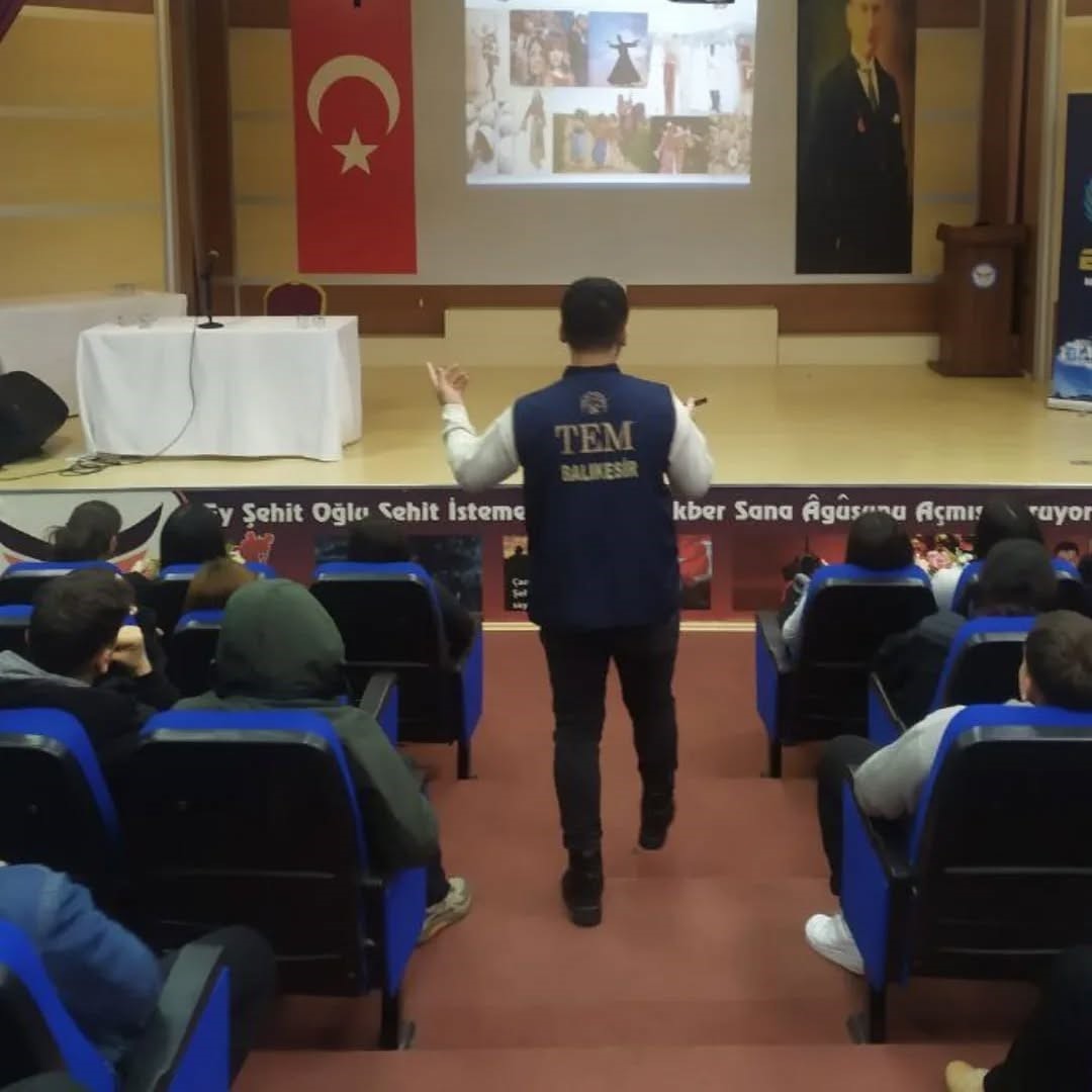 Balıkesir&rsquo;de "Gen&ccedil;lik ve G&uuml;venli Gelecek" konferansı d&uuml;zenlendi
