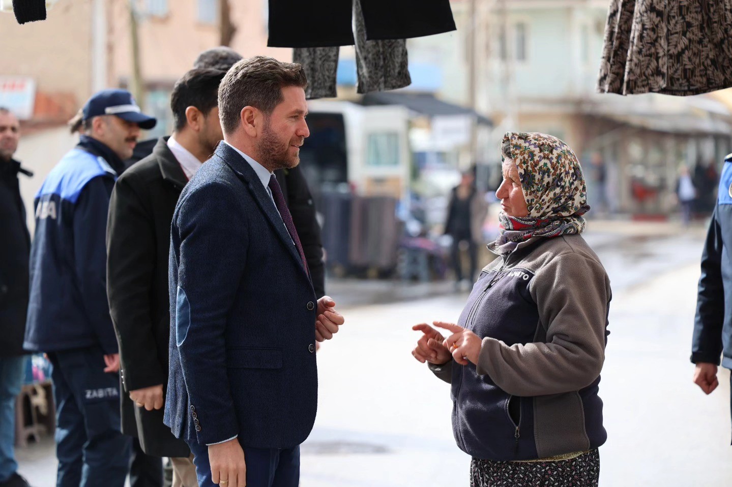 Sıra dışı Başkan; "Ben geldim; d&ouml;vecekseniz d&ouml;v&uuml;n, s&ouml;vecekseniz s&ouml;v&uuml;n"
