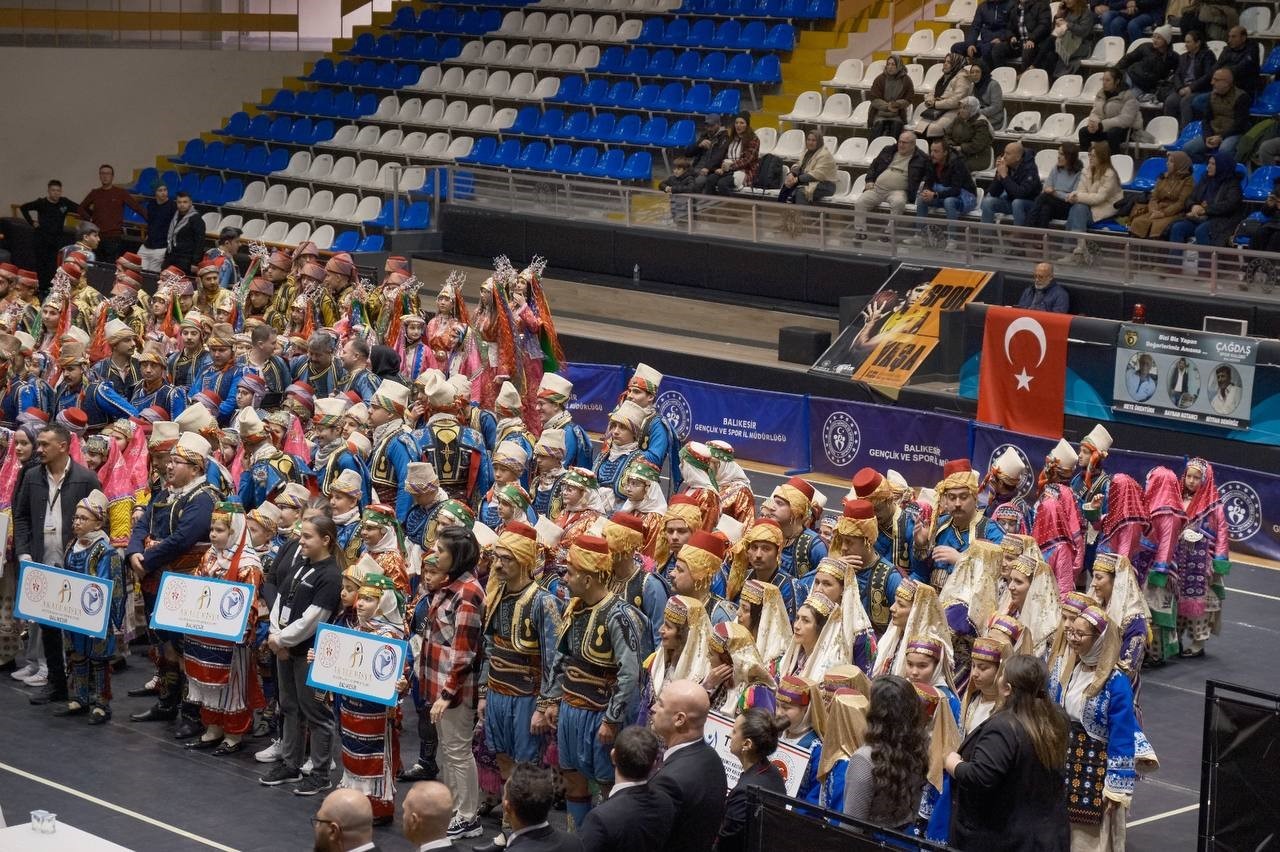Edremit Belediyesi Halk Oyunları Ekibi il birincisi oldu
