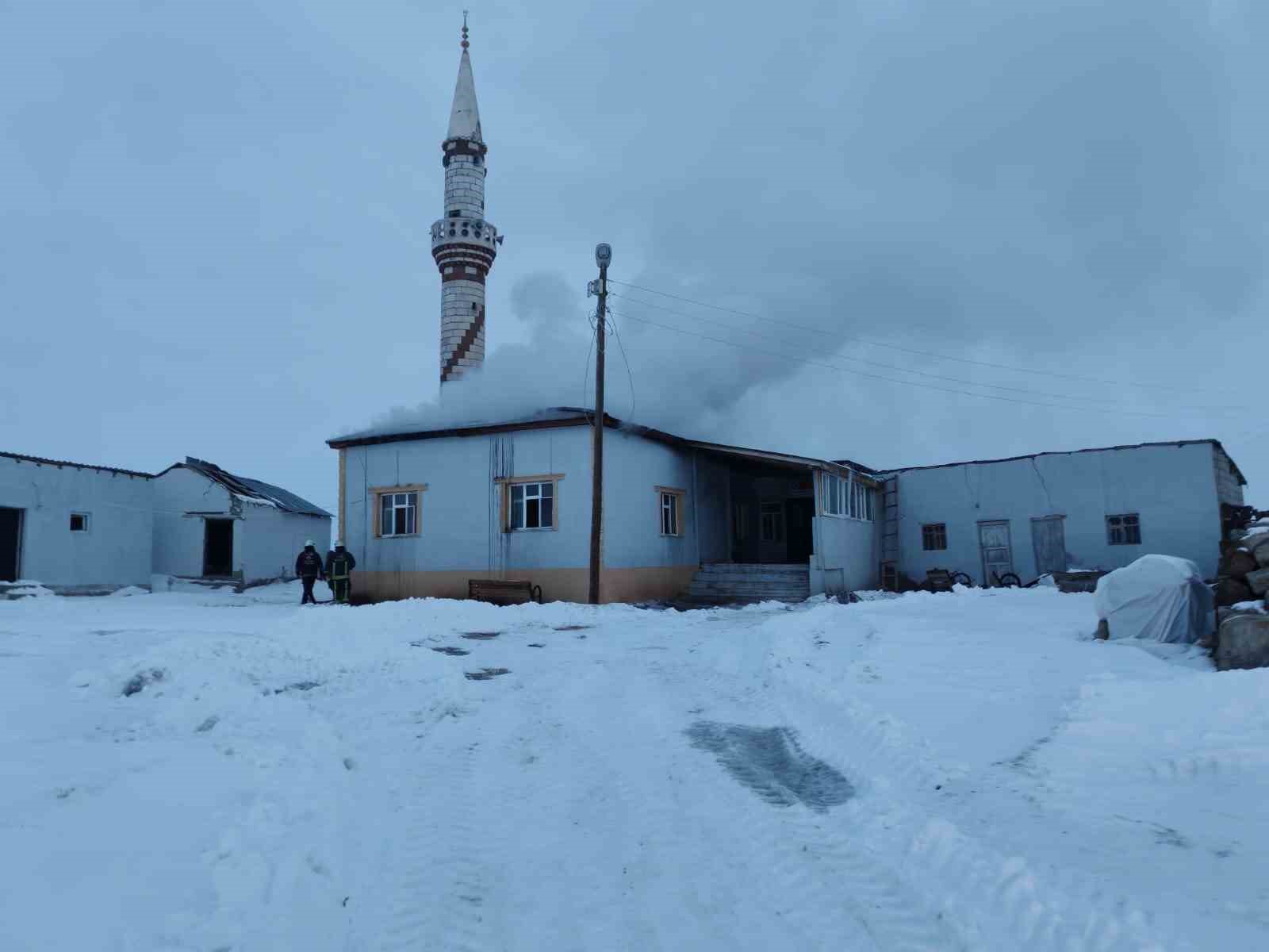 Kaymakam Bakan yanan camide incelemede bulundu
