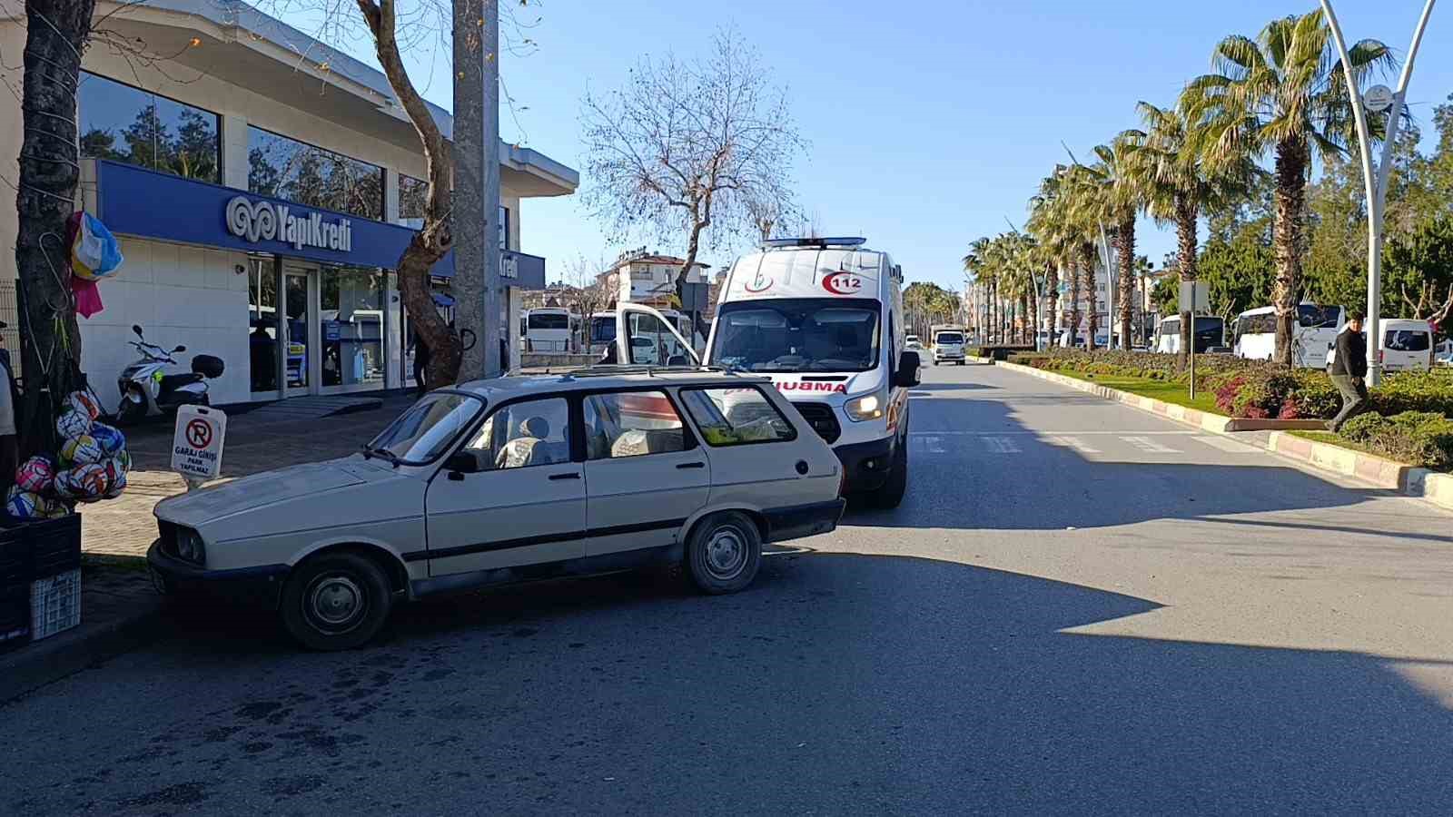Önüne çıkan otomobile çarpmamak için direksiyonu kıran motosikletli yaralandı
