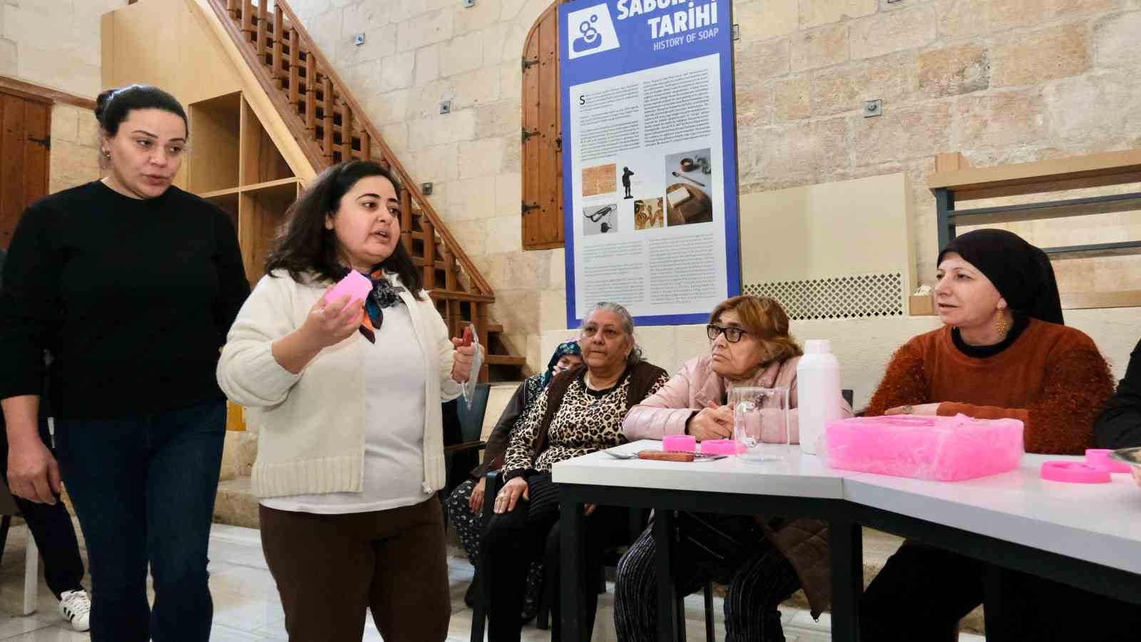Adana&rsquo;da kadınlar sabun yaparak deneyim yaşadı
