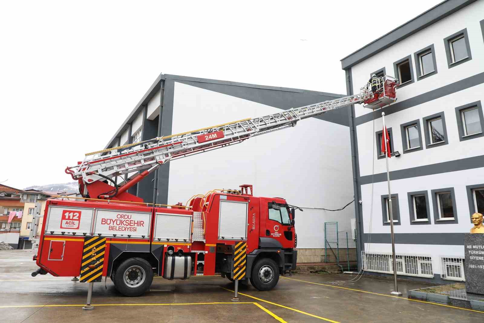 Ordu itfaiyesinden gerçeğini aratmayan tatbikat