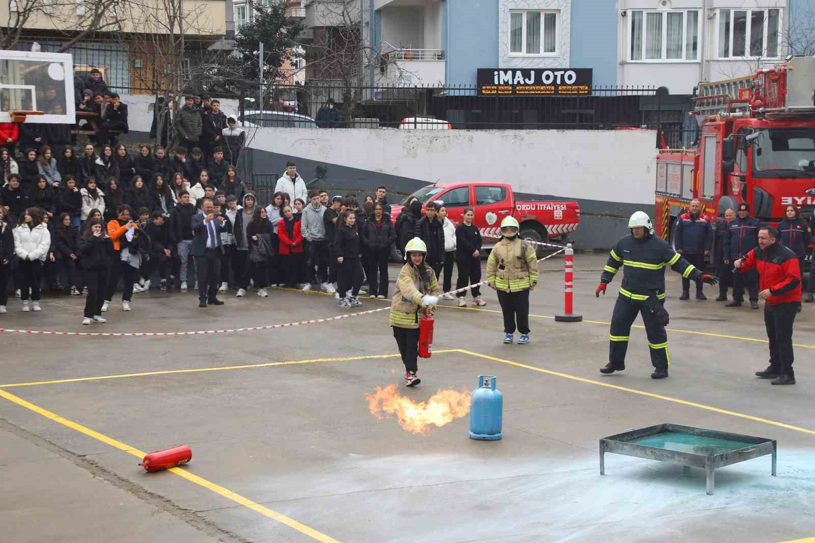 Ordu itfaiyesinden ger&ccedil;eğini aratmayan tatbikat

