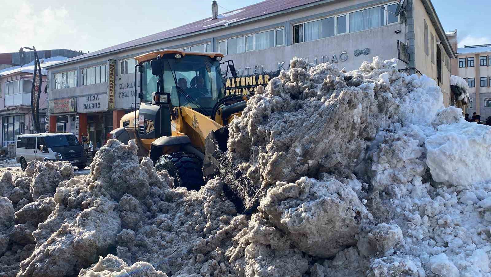 Bu il&ccedil;ede karlar kamyonlarla şehir dışına &ccedil;ıkartılıyor
