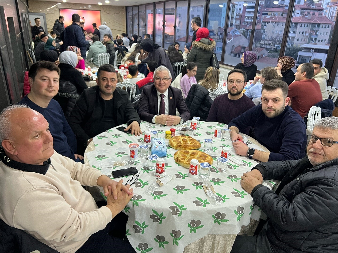 AK Parti MKYK &Uuml;yesi Harun &Ccedil;elik, Bilecik&rsquo;te partililerle iftar yaptı
