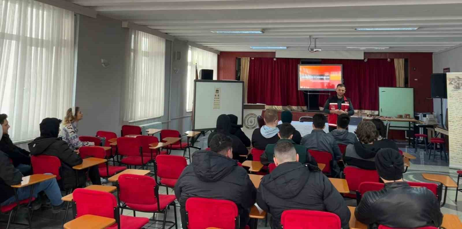 Sinop&rsquo;ta lise &ouml;ğrencilerine kişisel gelişim eğitimi
