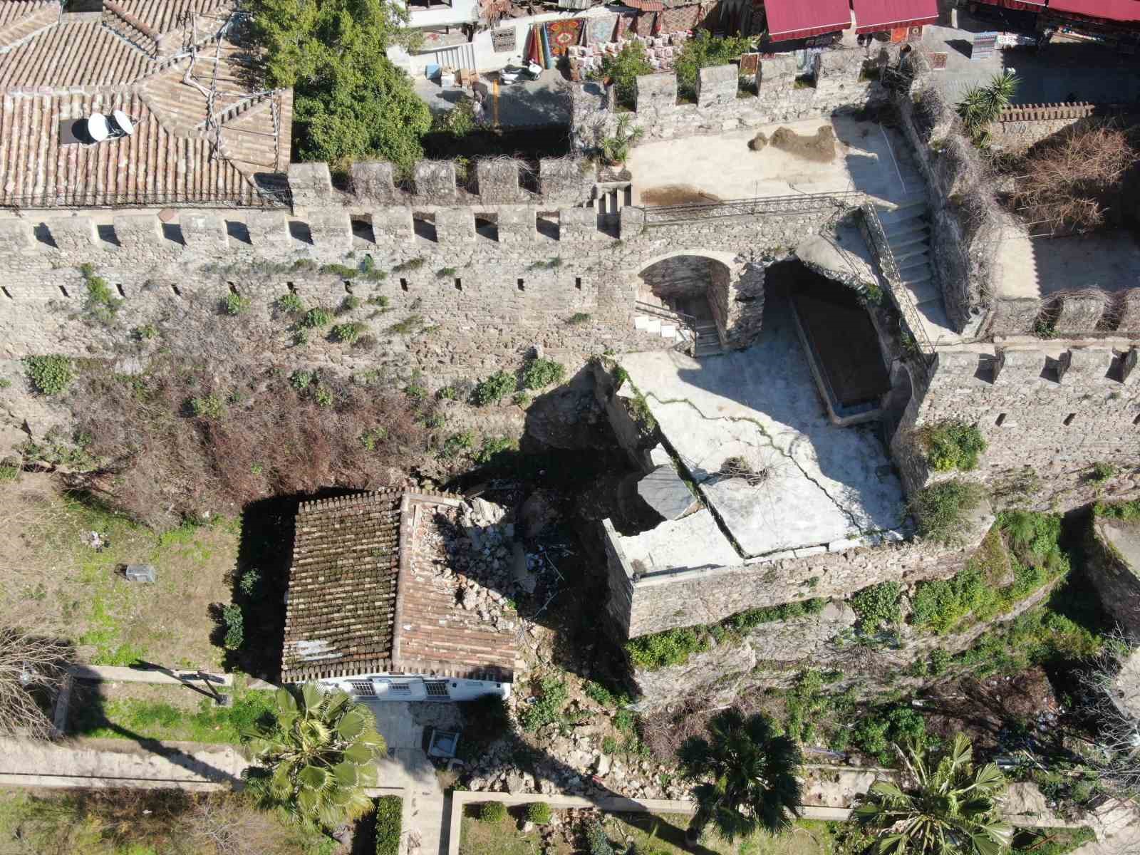 Tarihi Kalei&ccedil;i surları &ccedil;&ouml;kme tehlikesiyle karşı karşıya
