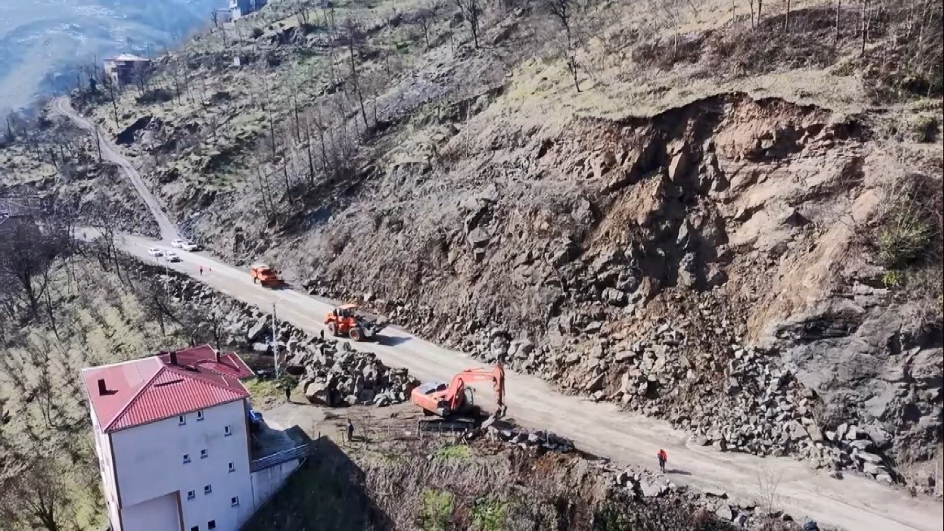 Ordu’da heyelan nedeniyle kapanan yol, kontrollü olarak ulaşıma açıldı