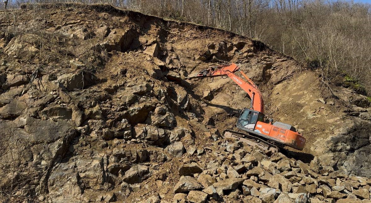 Ordu&rsquo;da heyelan nedeniyle kapanan yol, kontroll&uuml; olarak ulaşıma a&ccedil;ıldı
