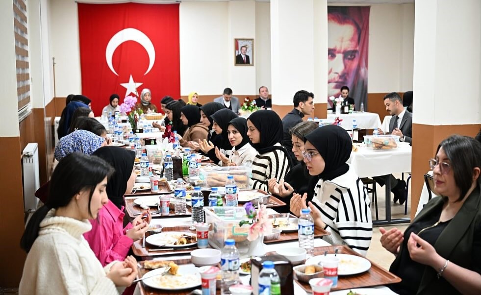 &Ouml;ğrencilerle iftarda buluştular
