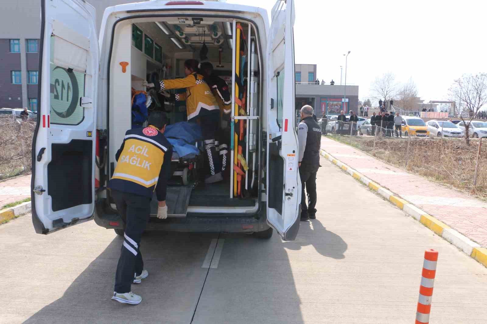 Diyarbakır’da kalp krizi geçiren kadın ambulans helikopterle hastaneye sevk edildi