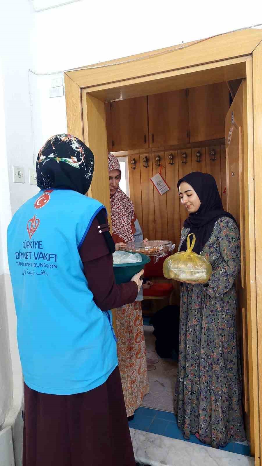 Gönüllü kadınlar öğrencilere yemek ikram ediyor