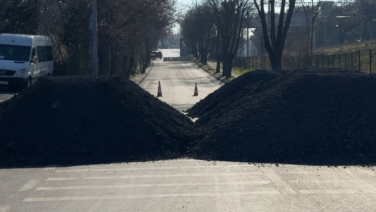 Bakırk&ouml;y&rsquo;de bir hafta &ouml;nce &ccedil;&ouml;ken ve yapılmayan yol vatandaşı isyan ettirdi
