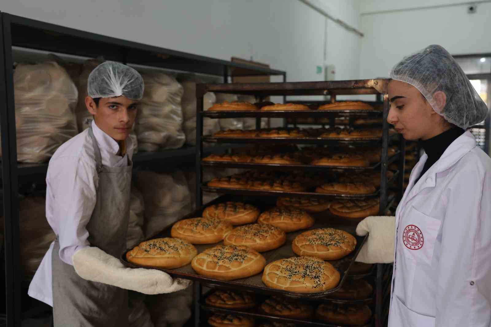 Diyarbakır’da meslek lisesi öğrencileri 130 ihtiyaç sahibi aileye Ramazan pidesi çıkartıyor