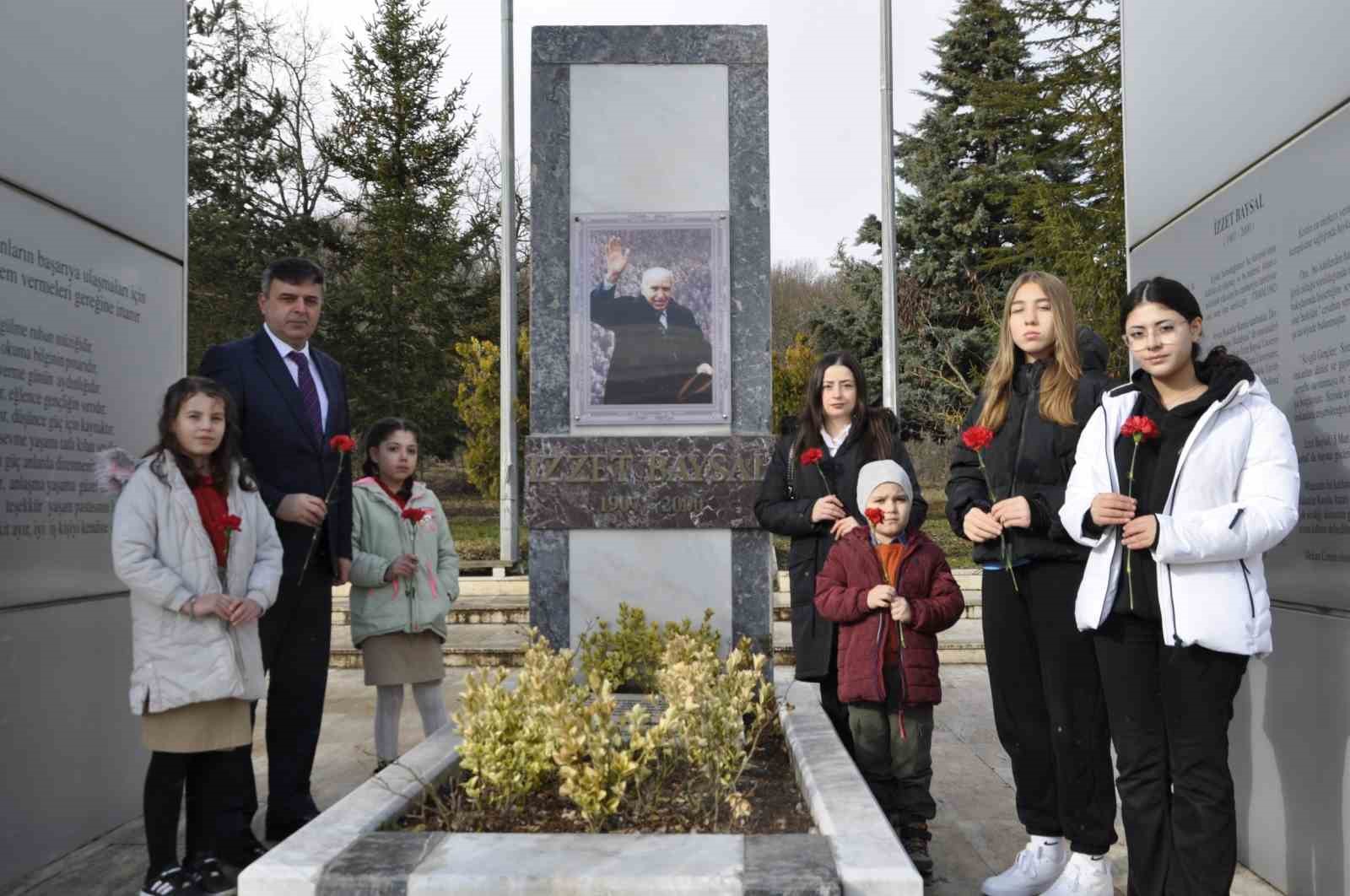 Vefatının 25’nci yılında minikler böyle andı: "O bizim İzzet Babamızdır"