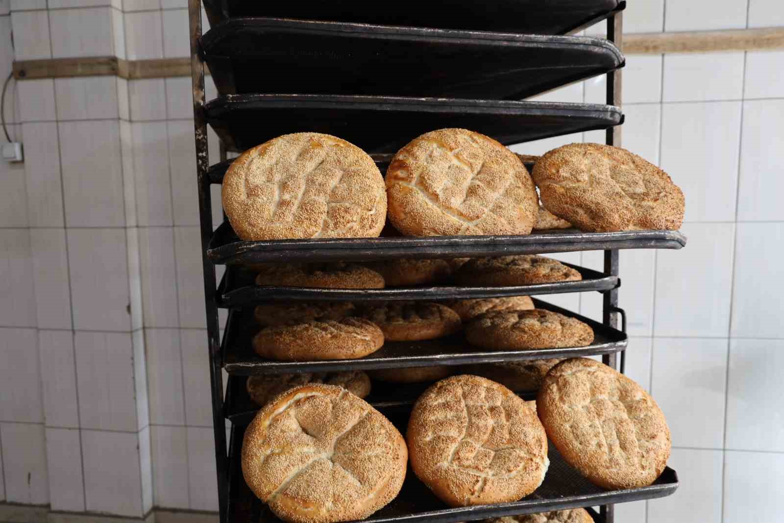 Fırınlarda Ramazan pidesi mesaisi sürüyor