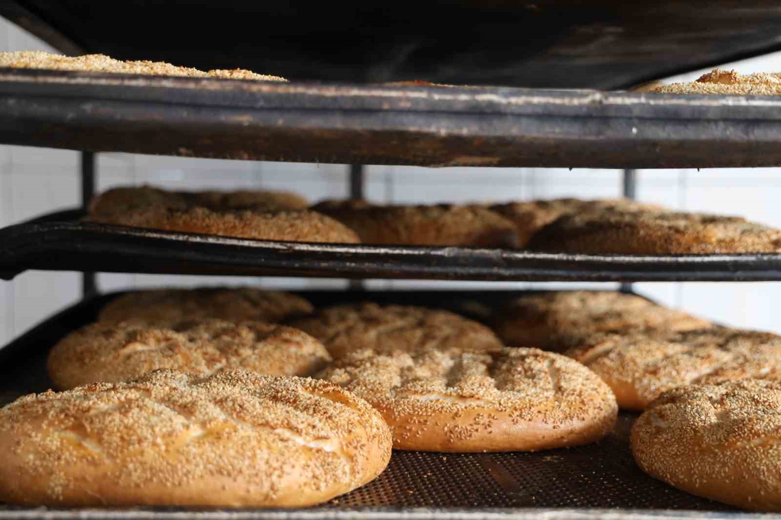 Fırınlarda Ramazan pidesi mesaisi s&uuml;r&uuml;yor
