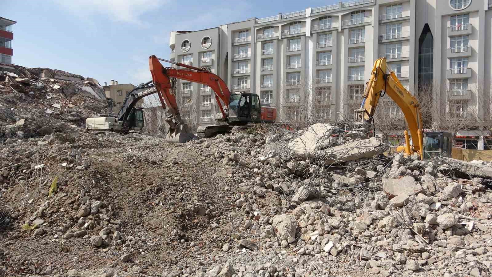 Van’da hasarlı binanın yıkım anı kameralara yansıdı