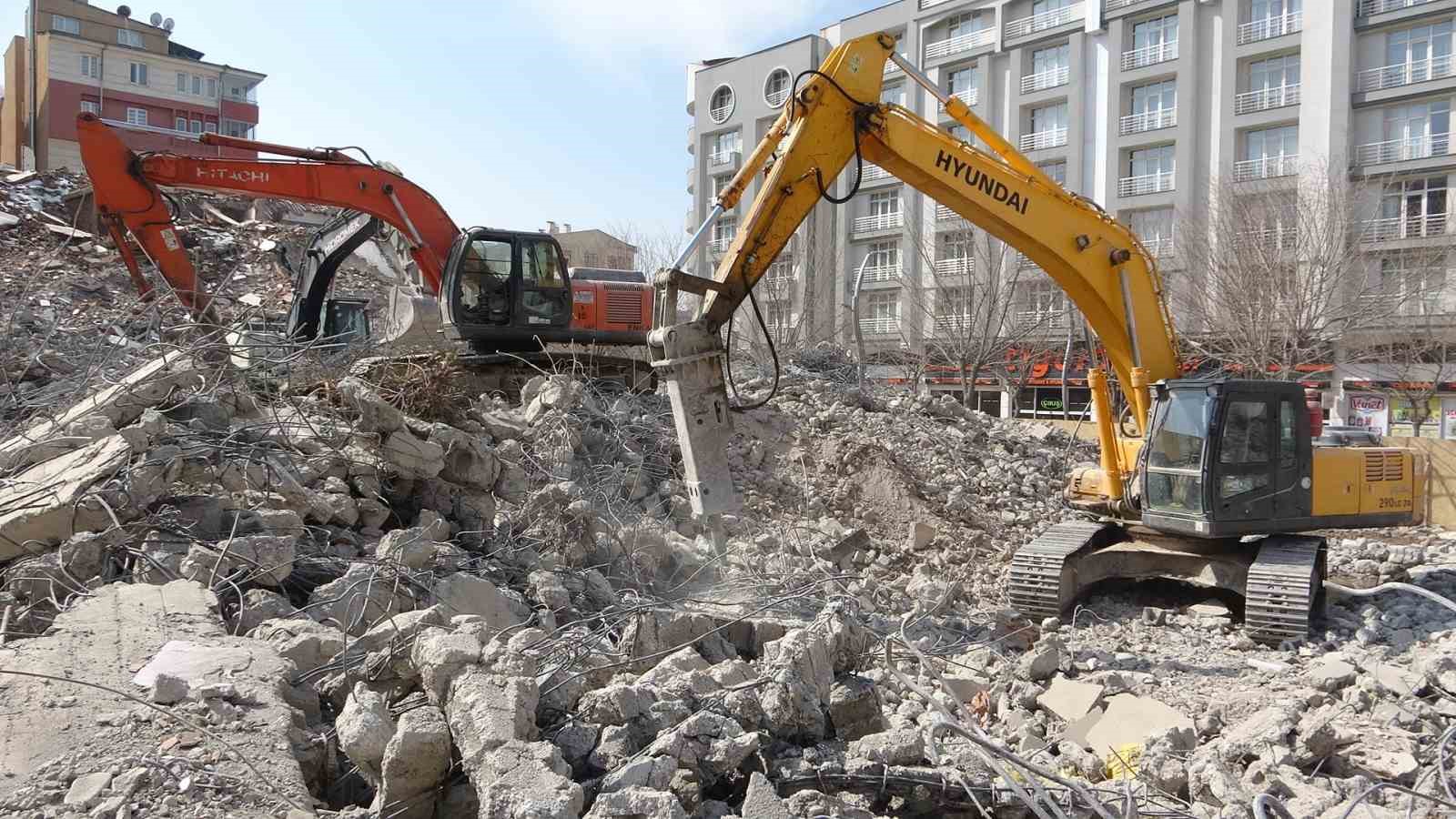 Van’da hasarlı binanın yıkım anı kameralara yansıdı