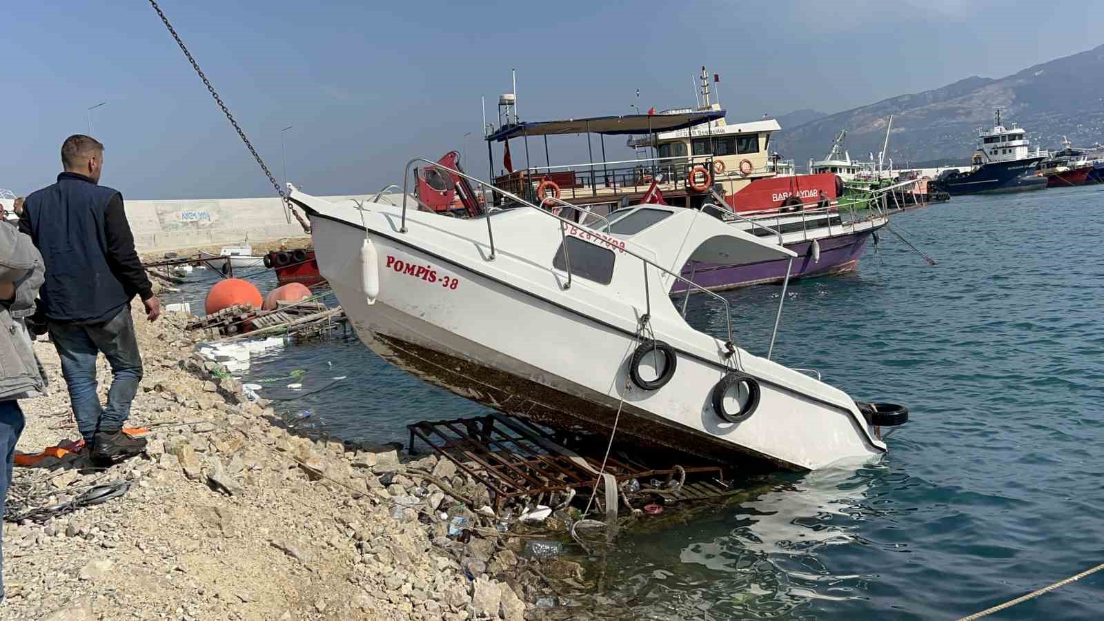 Kuvvetli fırtınayla alabora olan tekne vinçle kurtarıldı