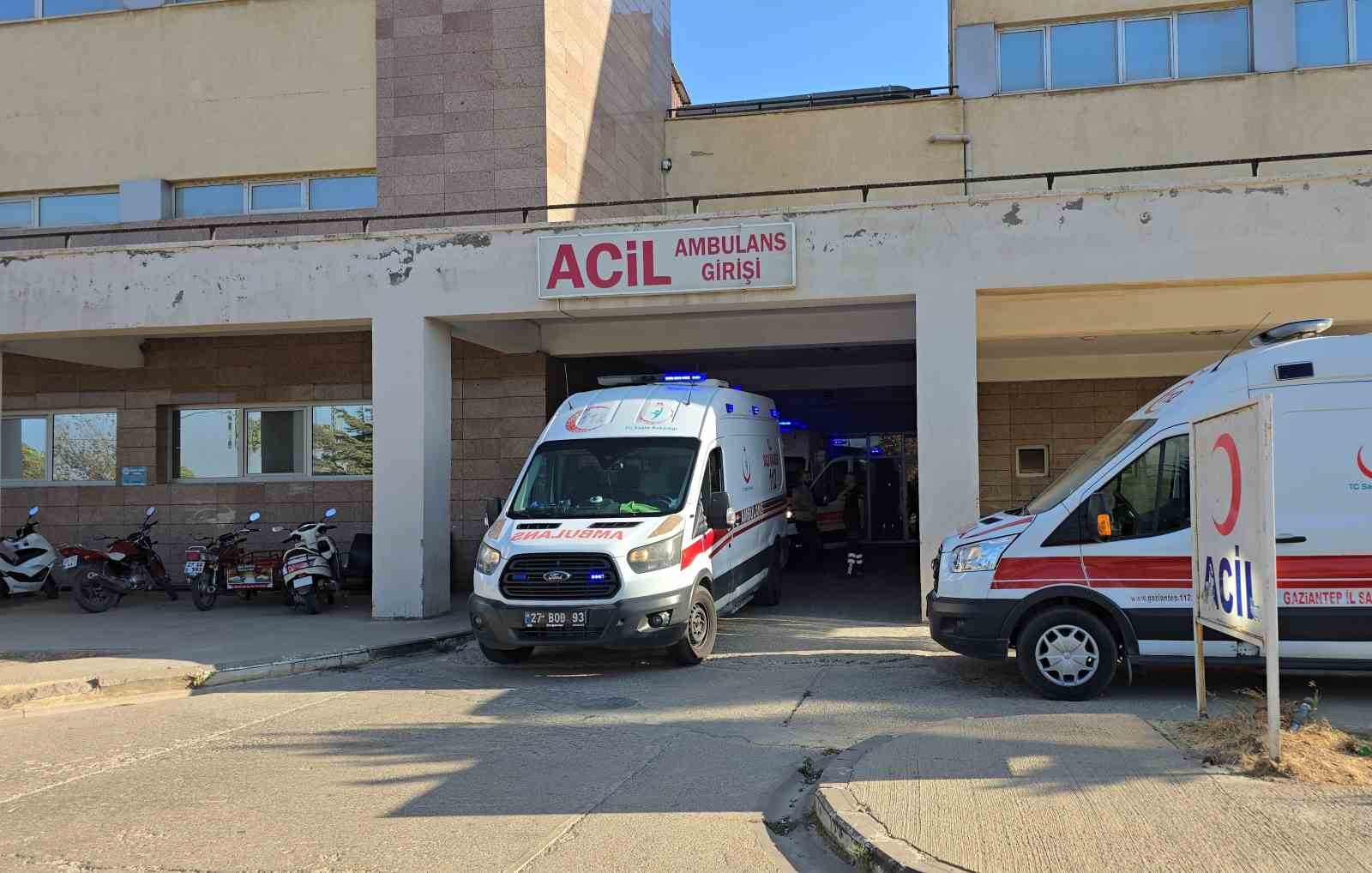 Gaziantep’te kontrolden çıkan araç ters döndü: 3 yaralı
