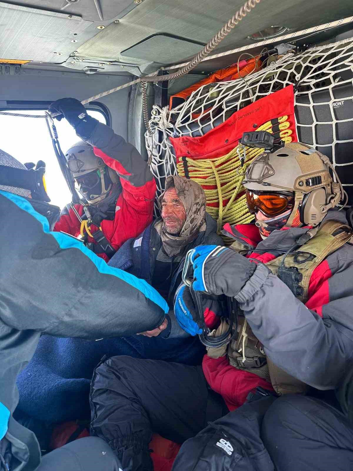 Kardan mahsur kalan adam helikopterle kurtarıldı