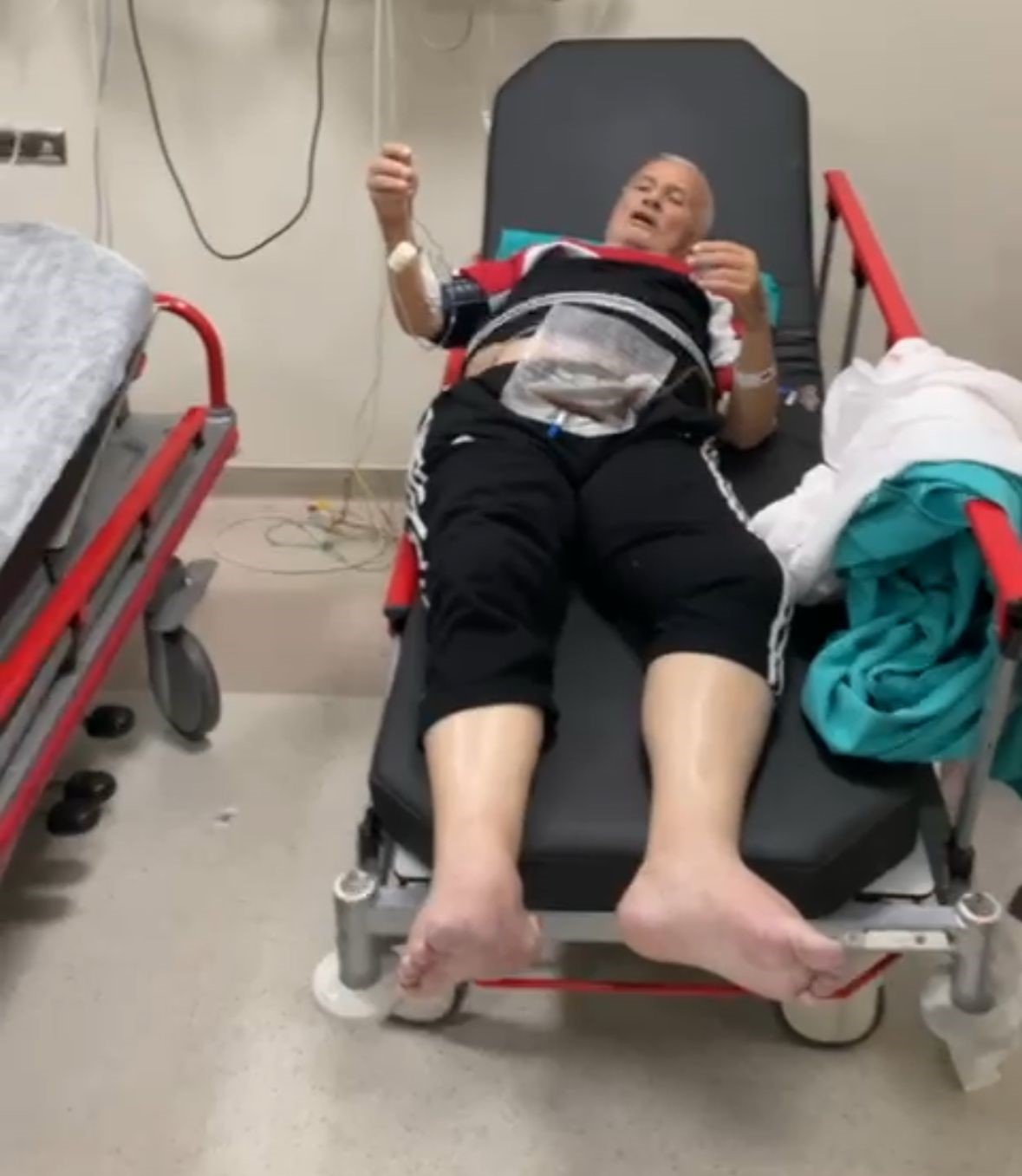 Yaşlı adamı 5 g&uuml;n sedyede beklettiler iddiası
