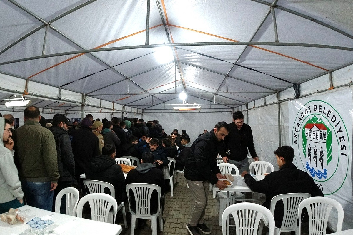 Akçaabat’ta her gün bin kişi iftar sofrasında bir araya geliyor