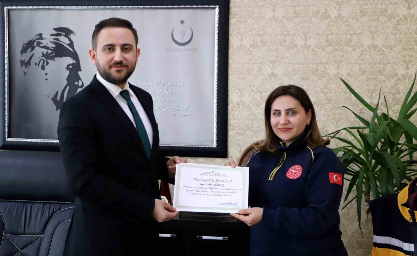 Paramediğin telefonla verdiği acil müdahale talimatı bebeğin hayatını kurtardı
