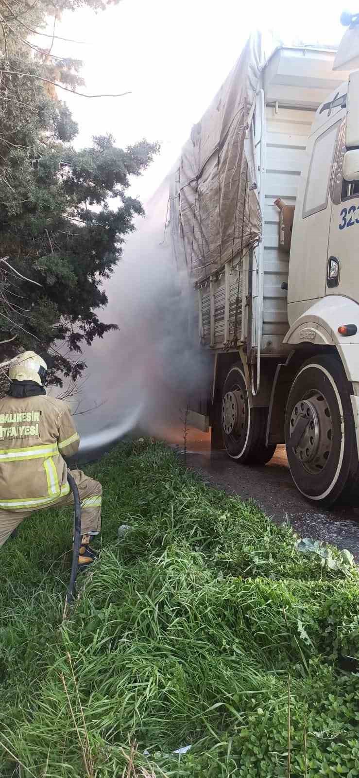 Balıkesir&rsquo;de balataları yanan kamyon yol kapattı
