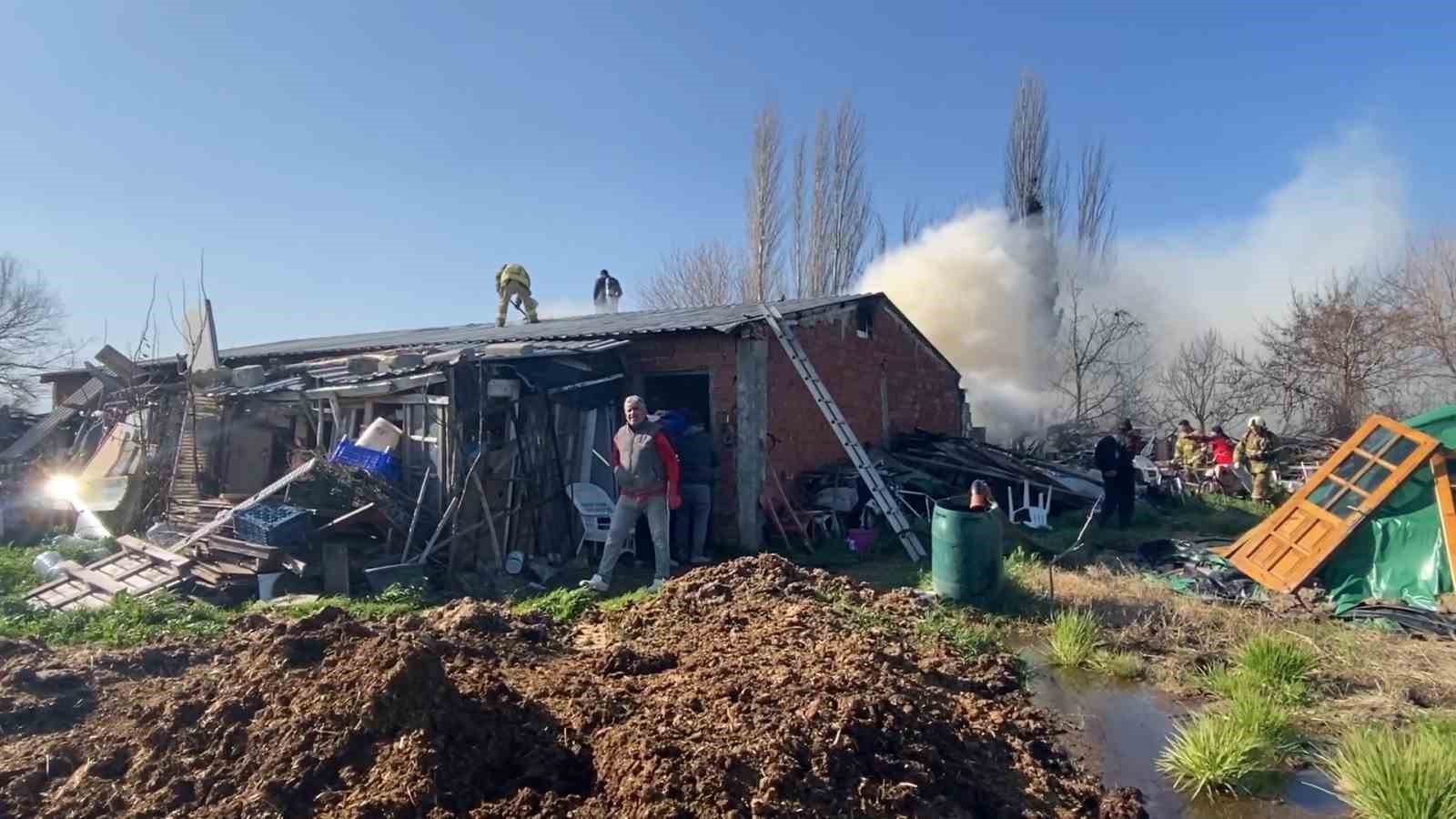 Ahır yangınında b&uuml;y&uuml;kbaş hayvanlar son anda kurtarıldı
