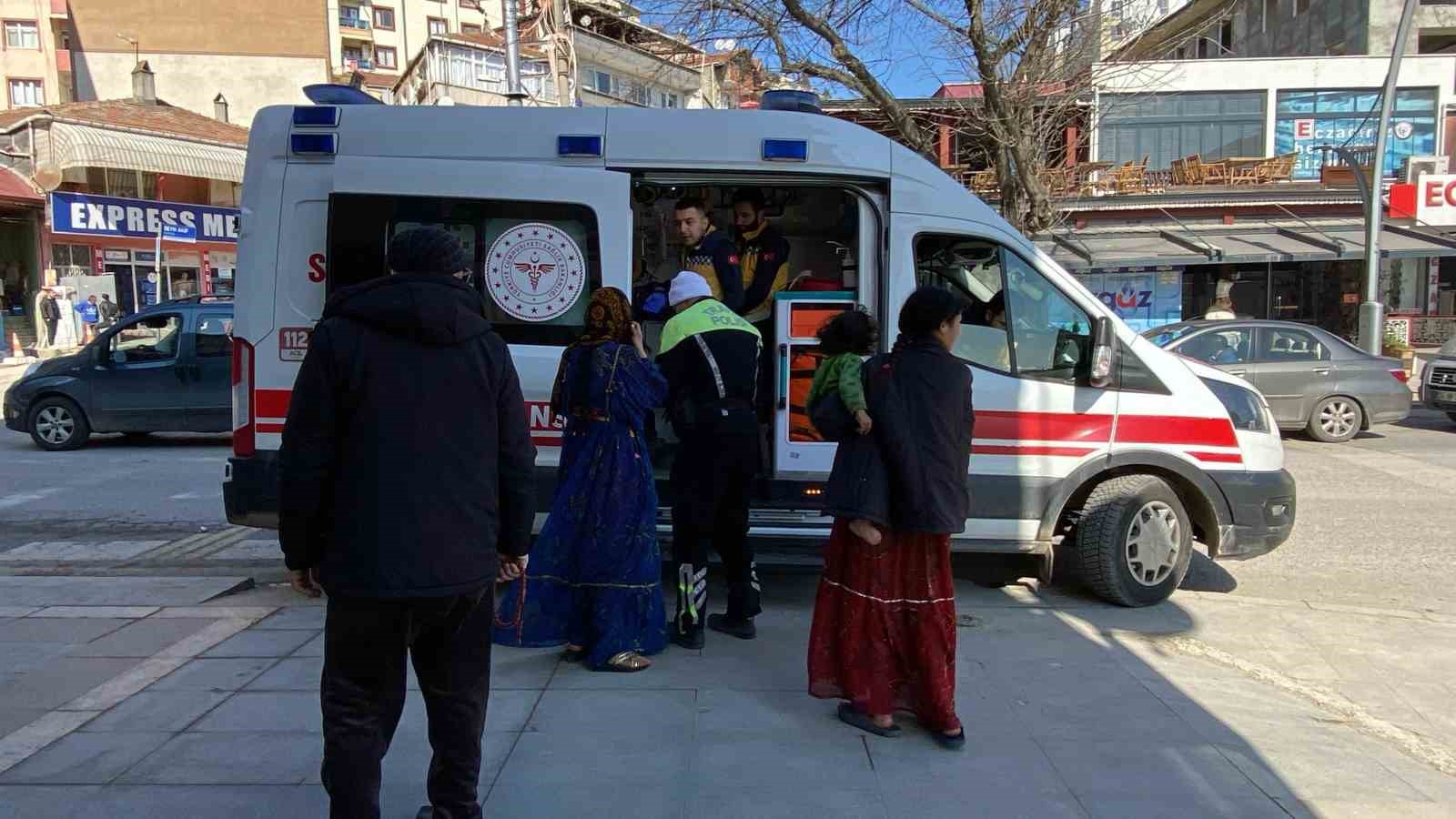 12 yaşındaki &ccedil;ocuk ambulansın &ouml;n&uuml;ne atladı
