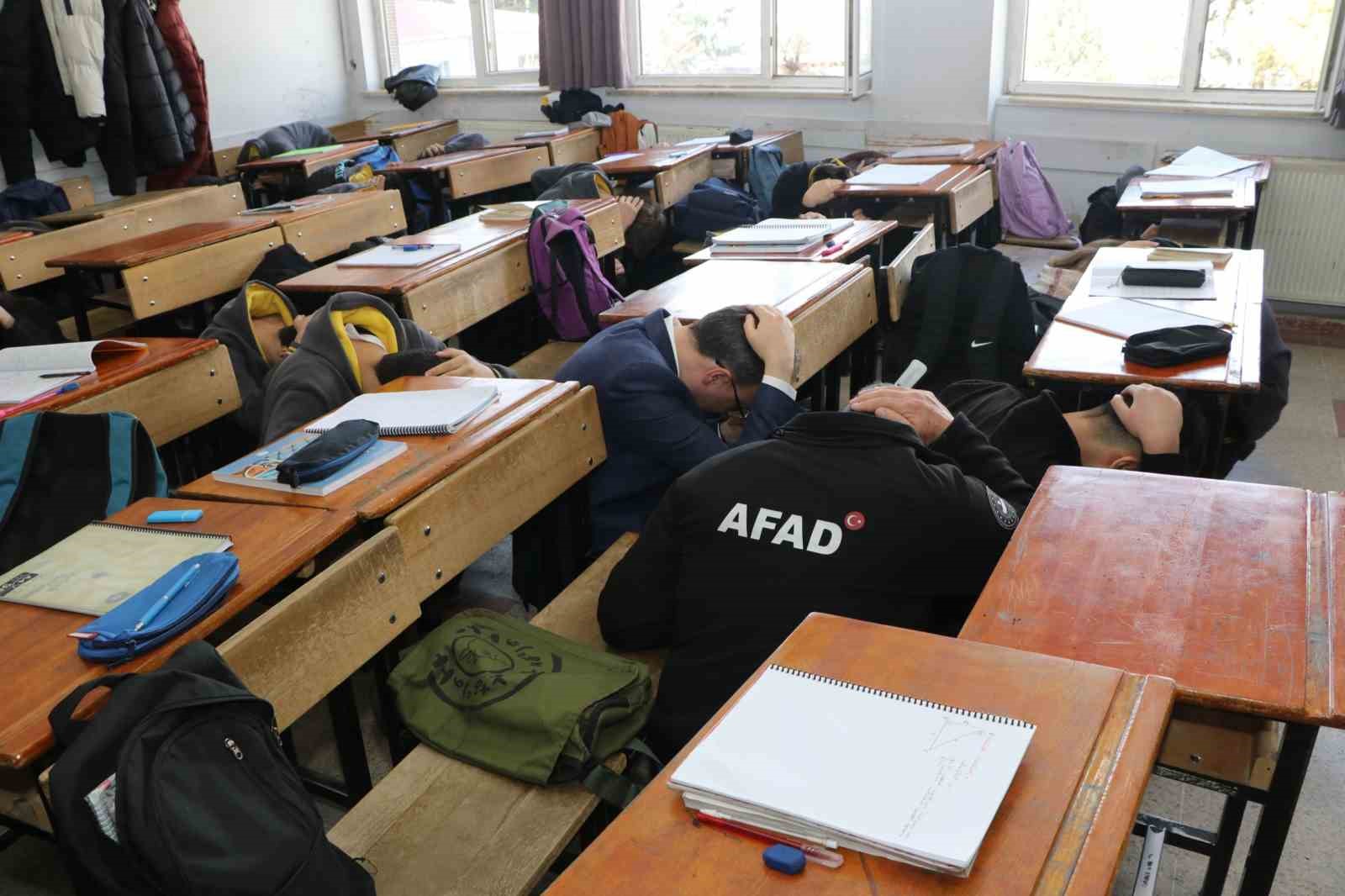 Siirt&rsquo;te deprem tatbikatı ger&ccedil;ekleştirildi
