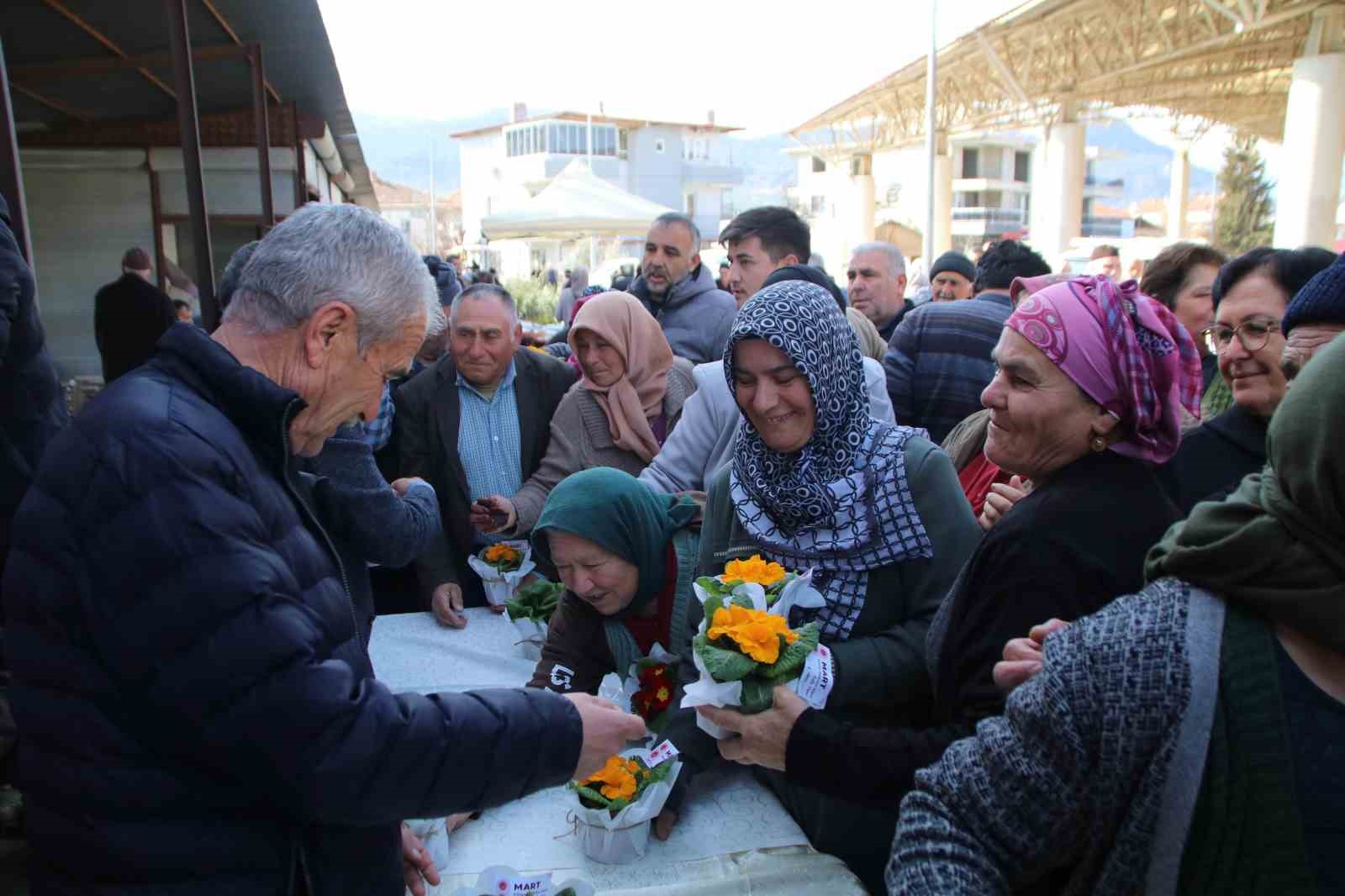 Başkan Kepenek Honazlı kadınlara &ccedil;i&ccedil;ek takdim etti
