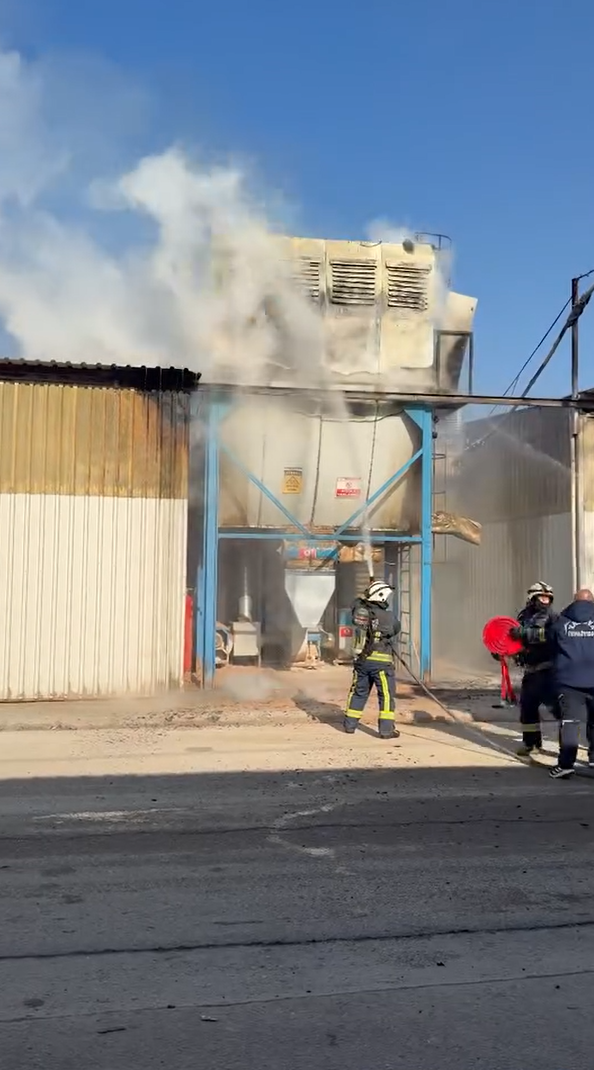 Yalova&rsquo;da ahşap &uuml;r&uuml;nleri &uuml;retim tesisinde korkutan yangın
