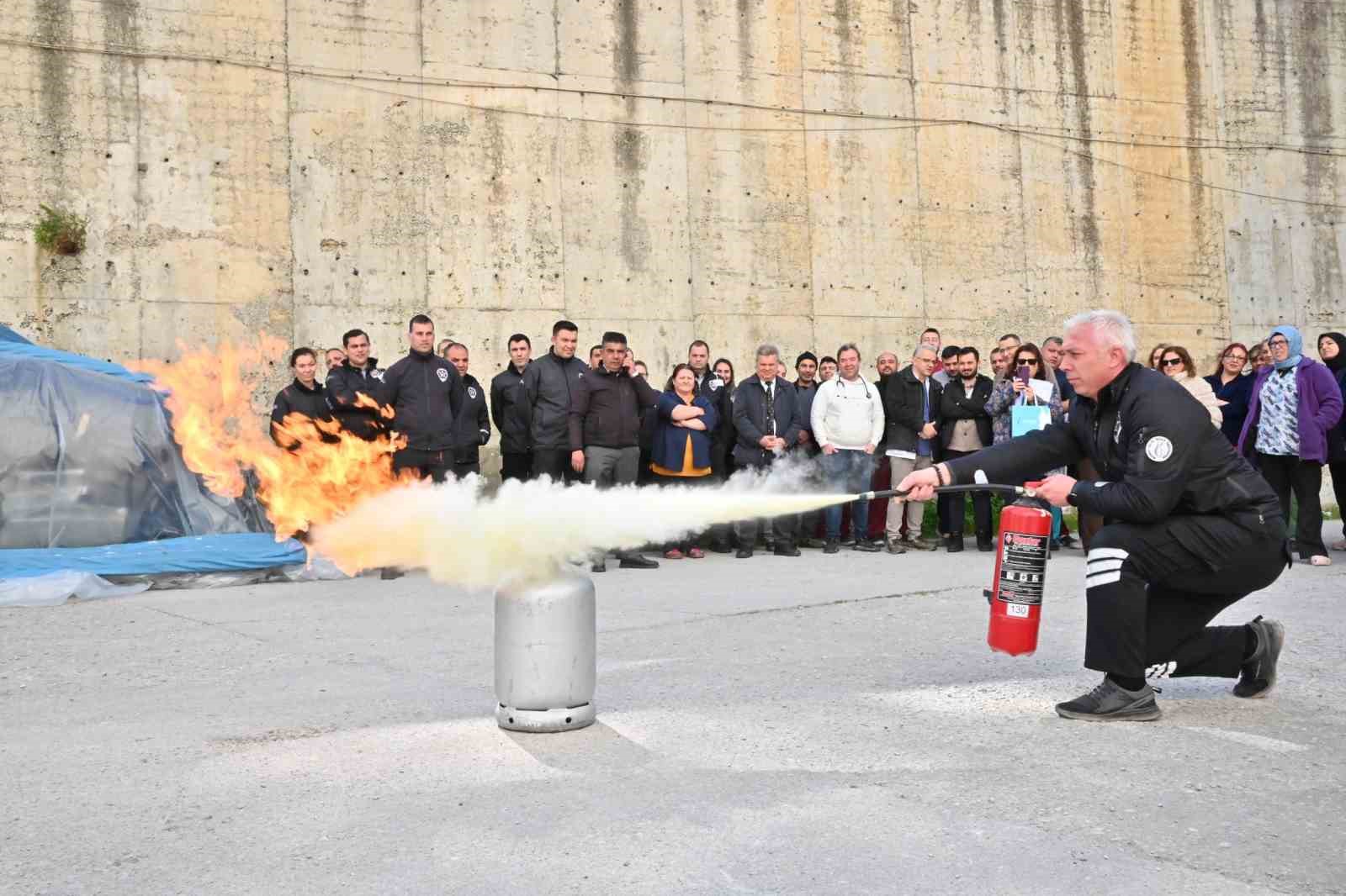 Hastane personeline uygulamalı yangın eğitimi
