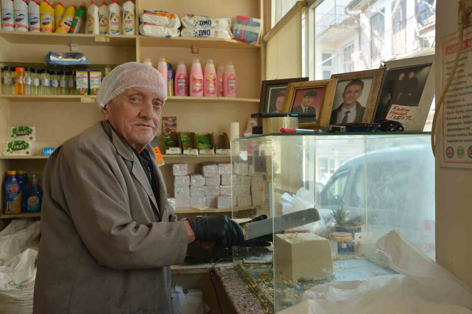 75 yıllık helvacının el emeği iftar sofralarının vazge&ccedil;ilmezi oldu
