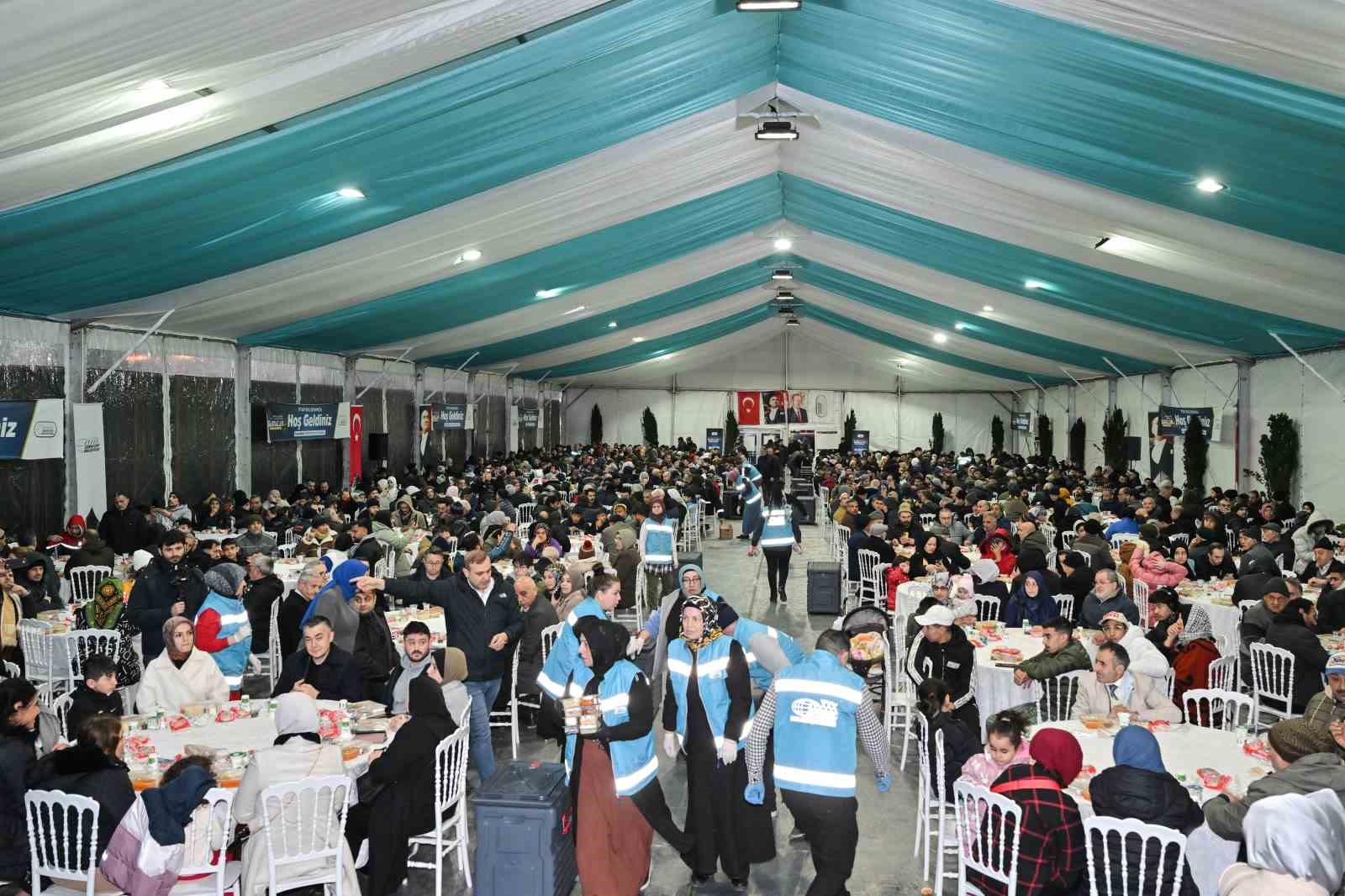 Esenyurt Belediye Başkan Vekili Aksoy vatandaşlarla iftar sofrasında buluştu
