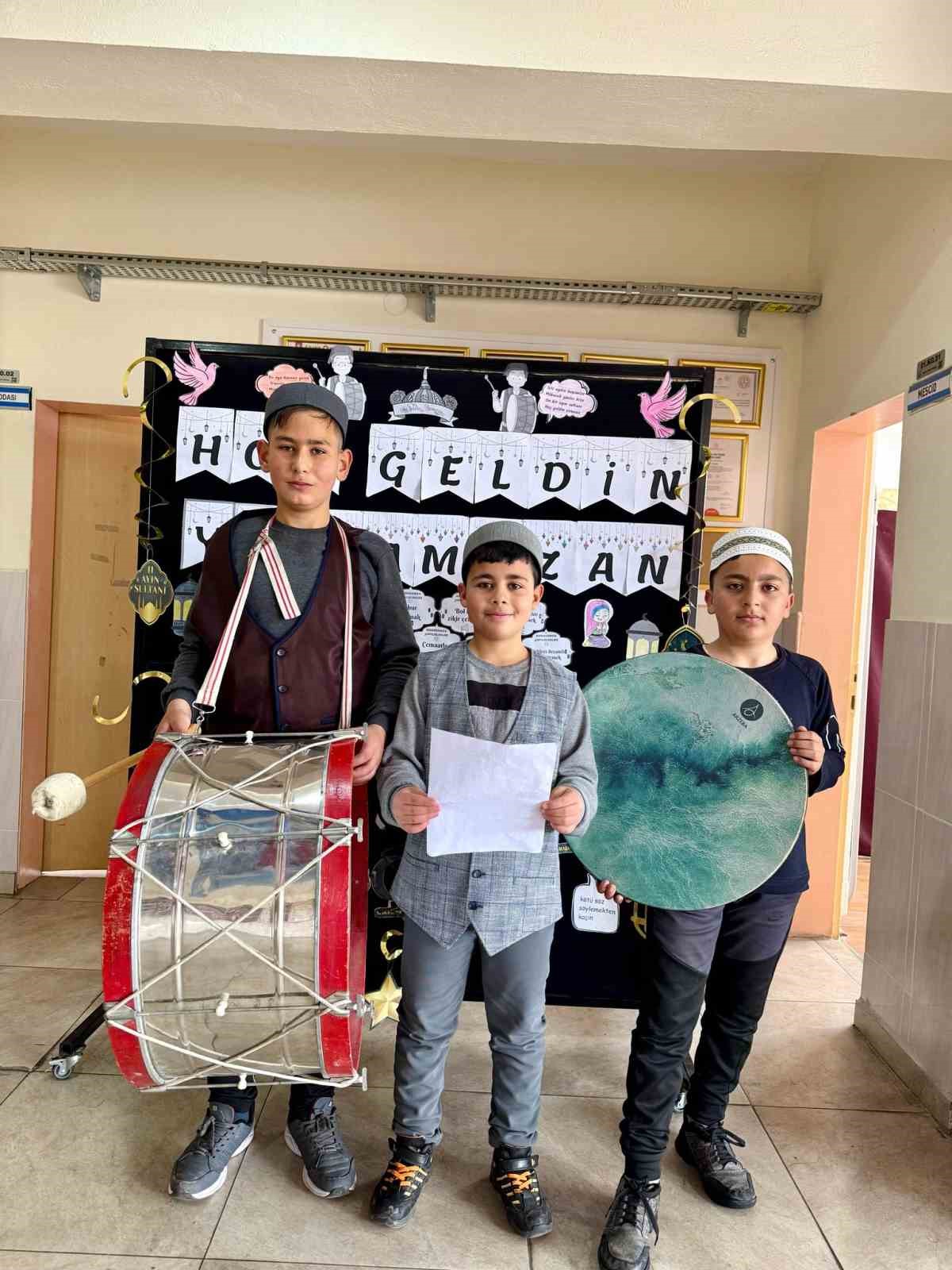 &Ouml;ğrenciler davul &ccedil;alıp bahşiş topladı
