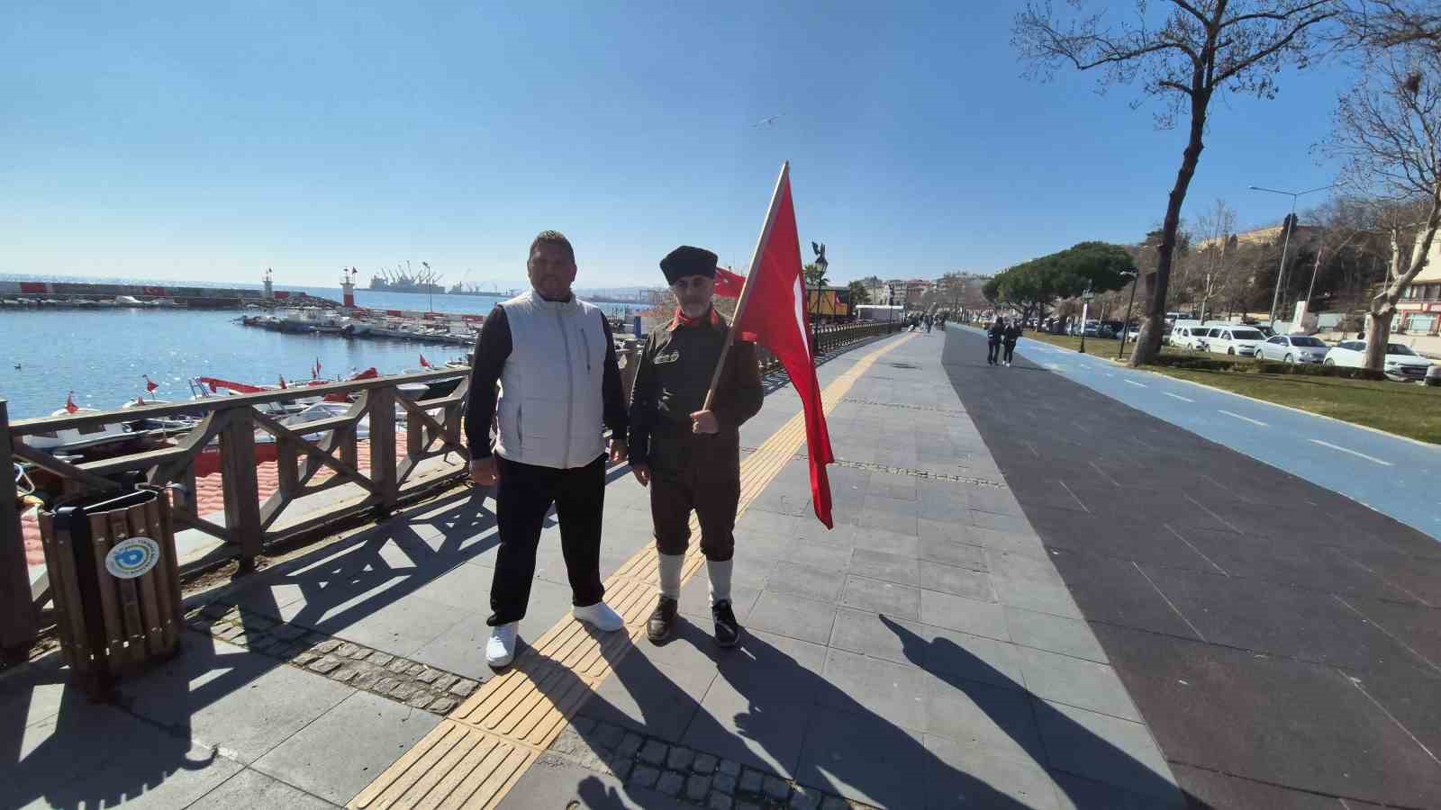 Askeri &uuml;niforma ve bayrakla İstanbul&rsquo;dan &Ccedil;anakkale&rsquo;ye y&uuml;r&uuml;yor
