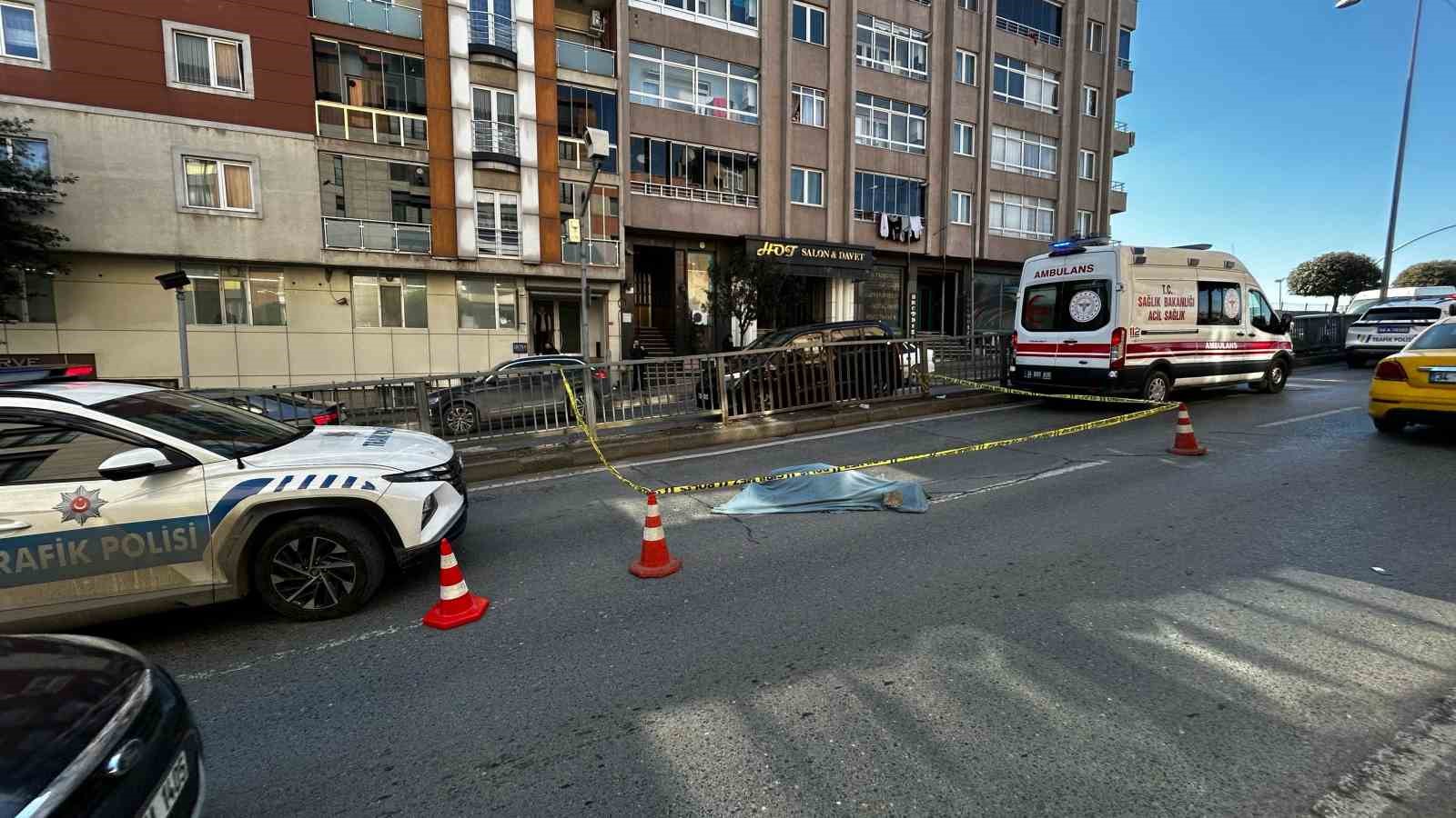 Bayrampaşa’da feci kaza kamerada: Yolun karşına geçen yayaya çarpıp kaçtı, kısa sürede yakalandı