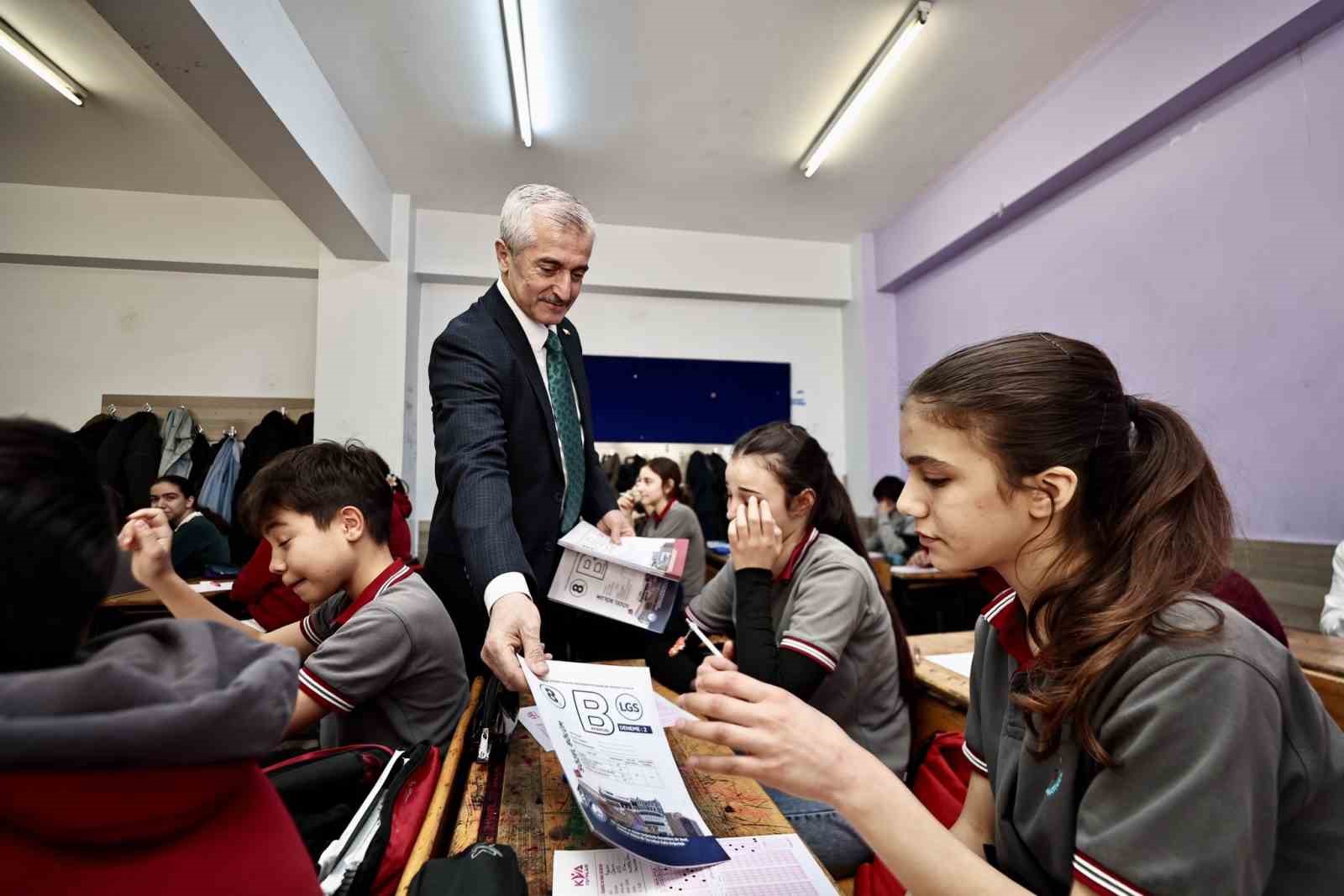 Şahinbey Belediyesi&rsquo;nden &ouml;ğrencilere 3 milyondan fazla deneme seti desteği
