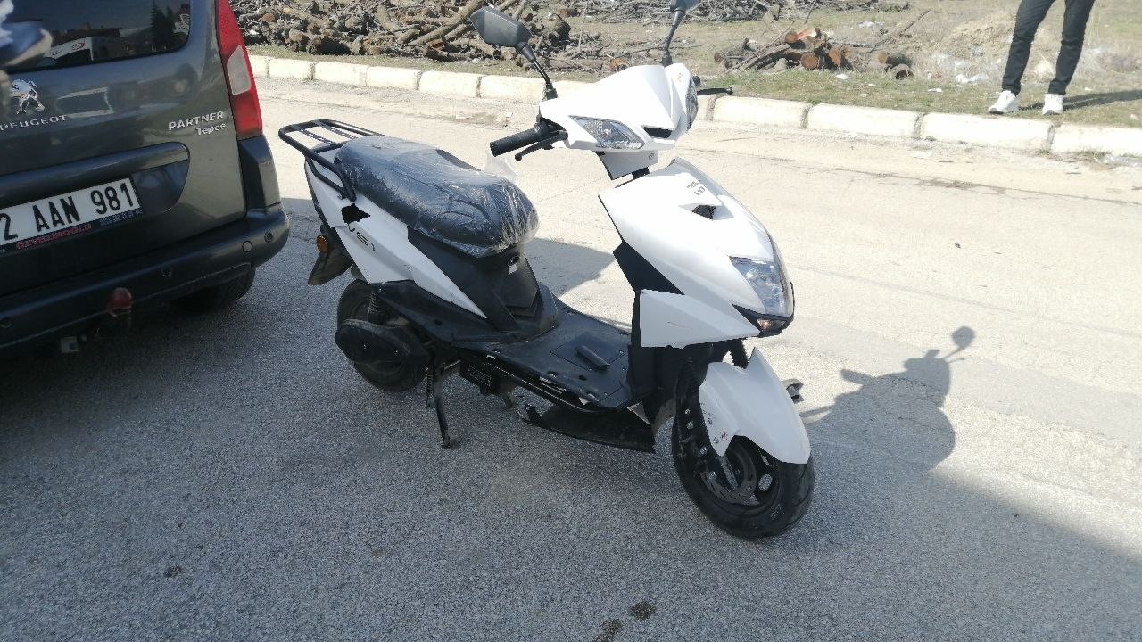 Otomobille &ccedil;arpışan elektrikli bisikletin 13 yaşındaki s&uuml;r&uuml;c&uuml;s&uuml; ve arkadaşı yaralandı
