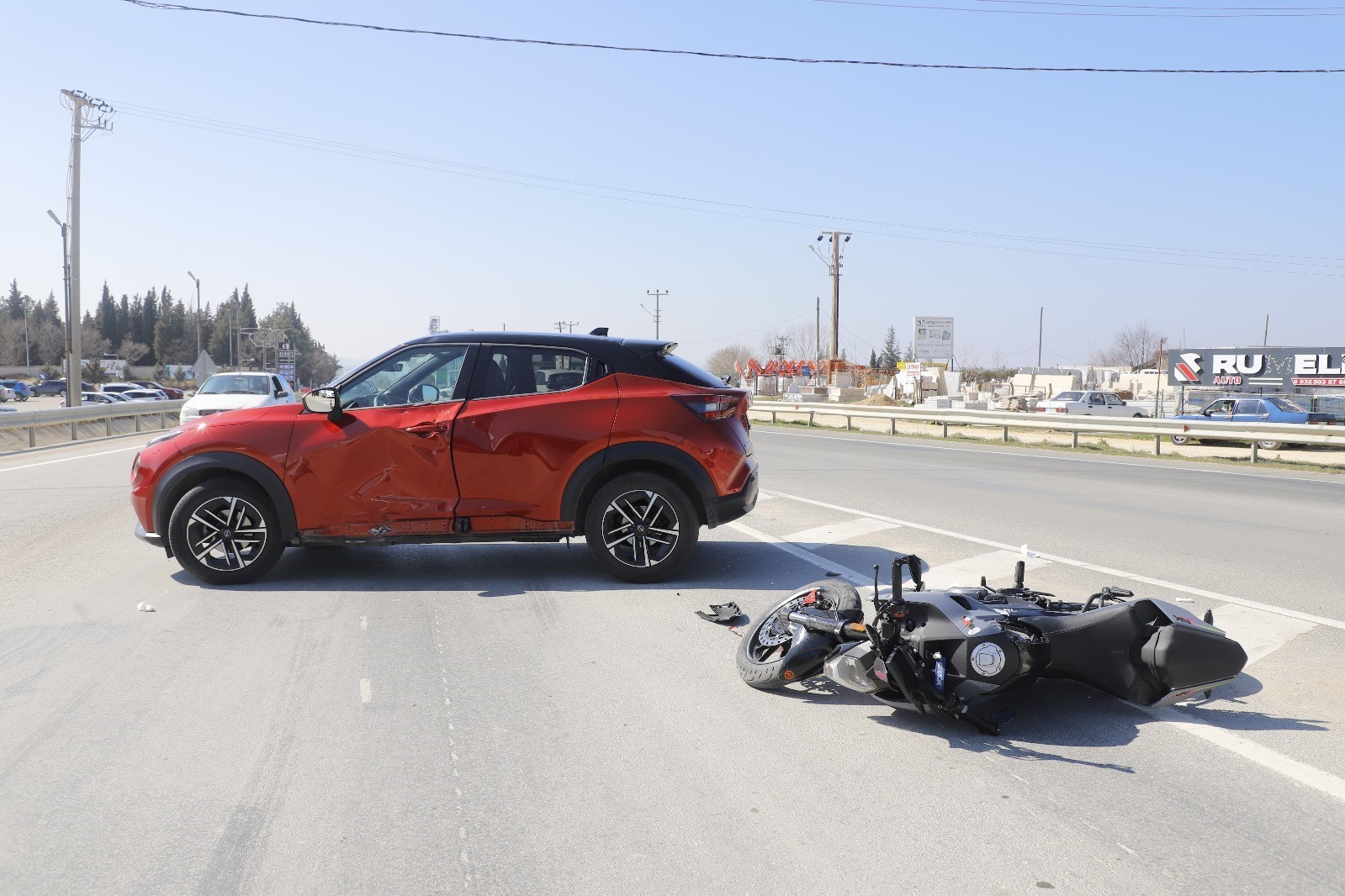 Keşan&rsquo;da otomobil ile &ccedil;arpışan motosikletin s&uuml;r&uuml;c&uuml;s&uuml; ağır yaralandı

