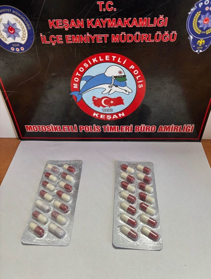 Keşan’da polisin durdurduğu şüphelinin üzerinde sentetik ecza ele geçirildi