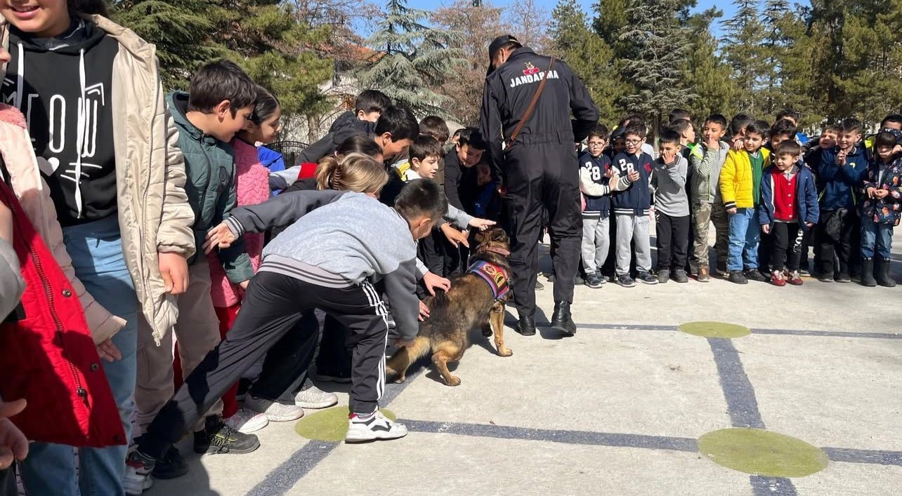 Keçiborlu’da Jandarma Köpek Timleri öğrencilere mesleği tanıttı
