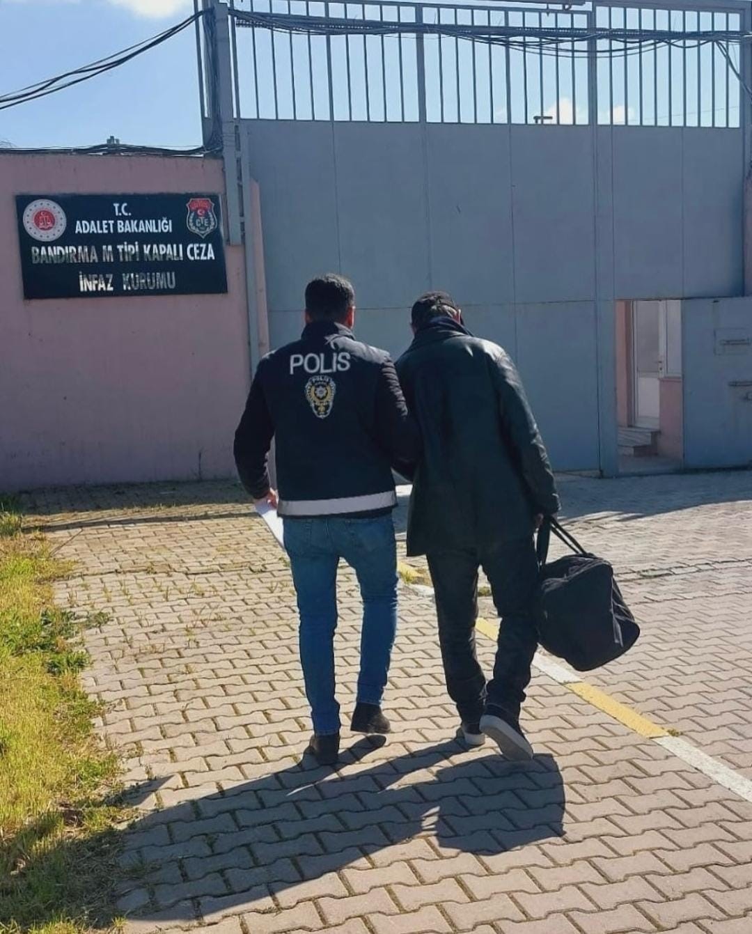 Bandırma’da dolandırıcılıktan aranan şahıs, cezaevine gönderildi